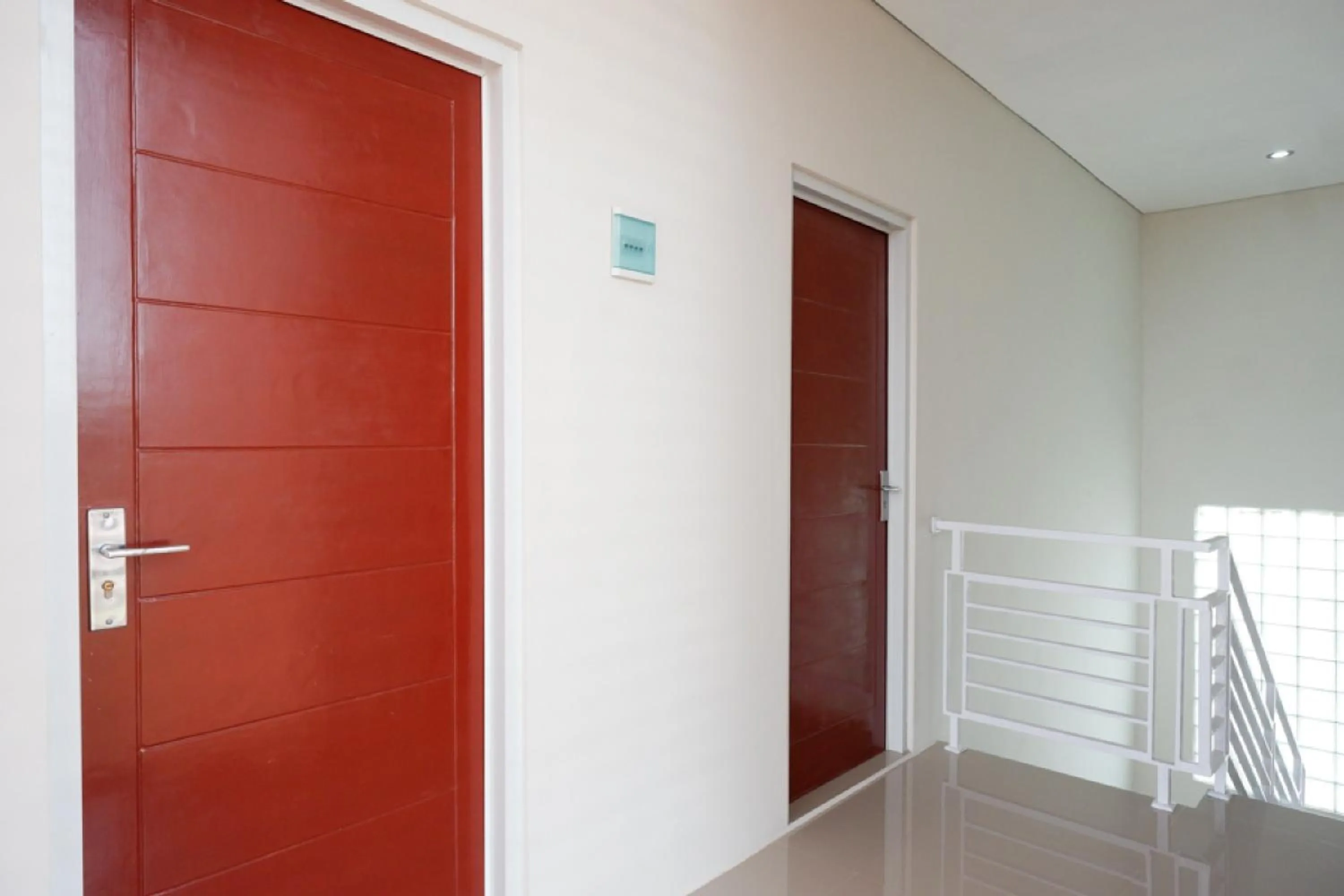 Facade/entrance in RedDoorz near RSUD Margono Purwokerto 3