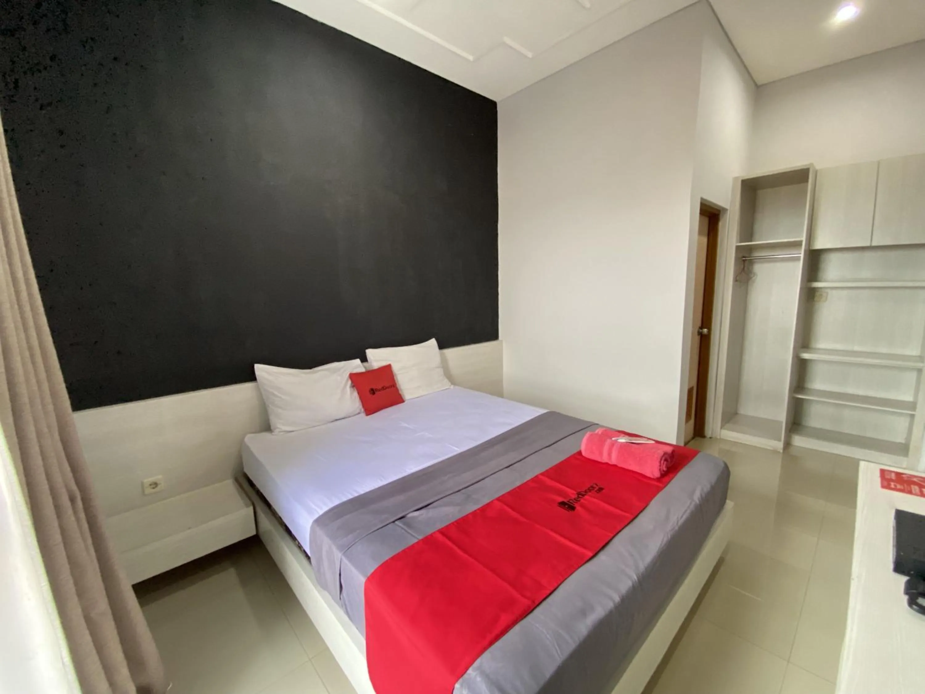 Bedroom, Bed in RedDoorz near RSUD Margono Purwokerto 3