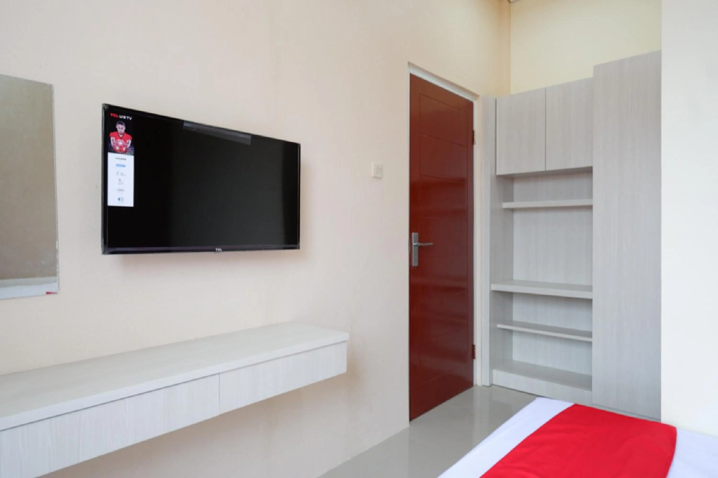 TV and multimedia, Bed in RedDoorz near RSUD Margono Purwokerto 3