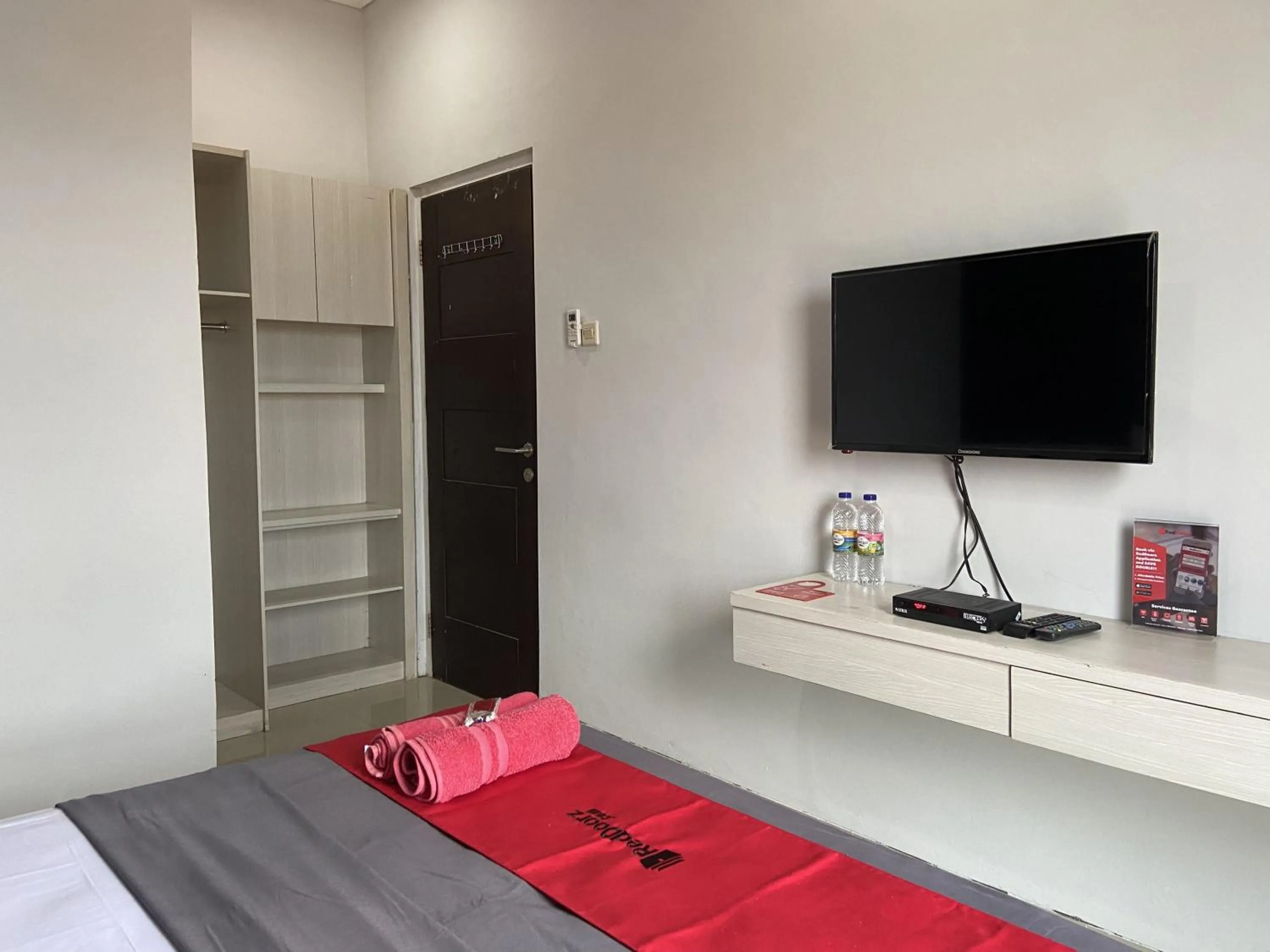 Bedroom, Bed in RedDoorz near RSUD Margono Purwokerto 3