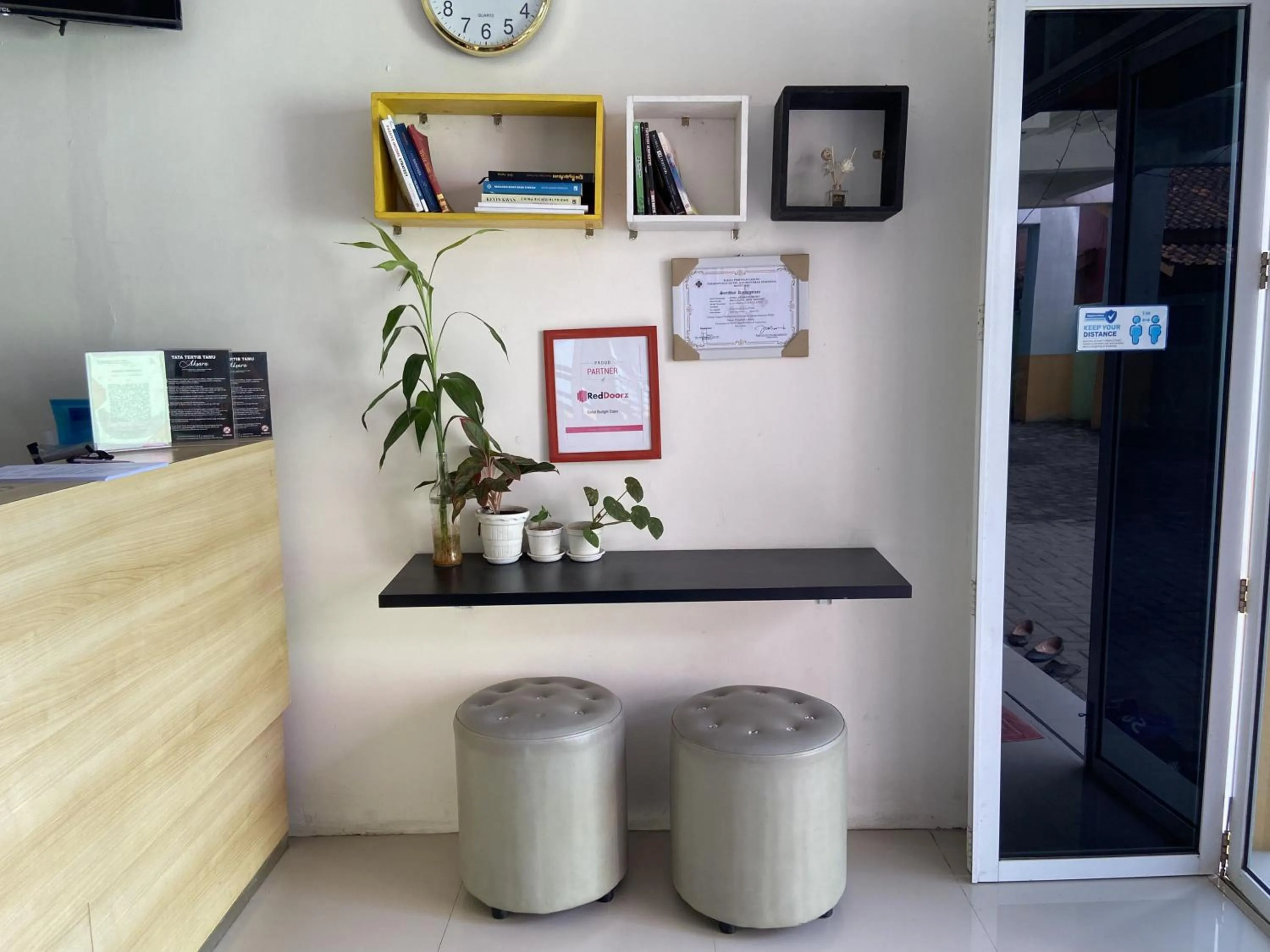 Lobby or reception in RedDoorz near RSUD Margono Purwokerto 3