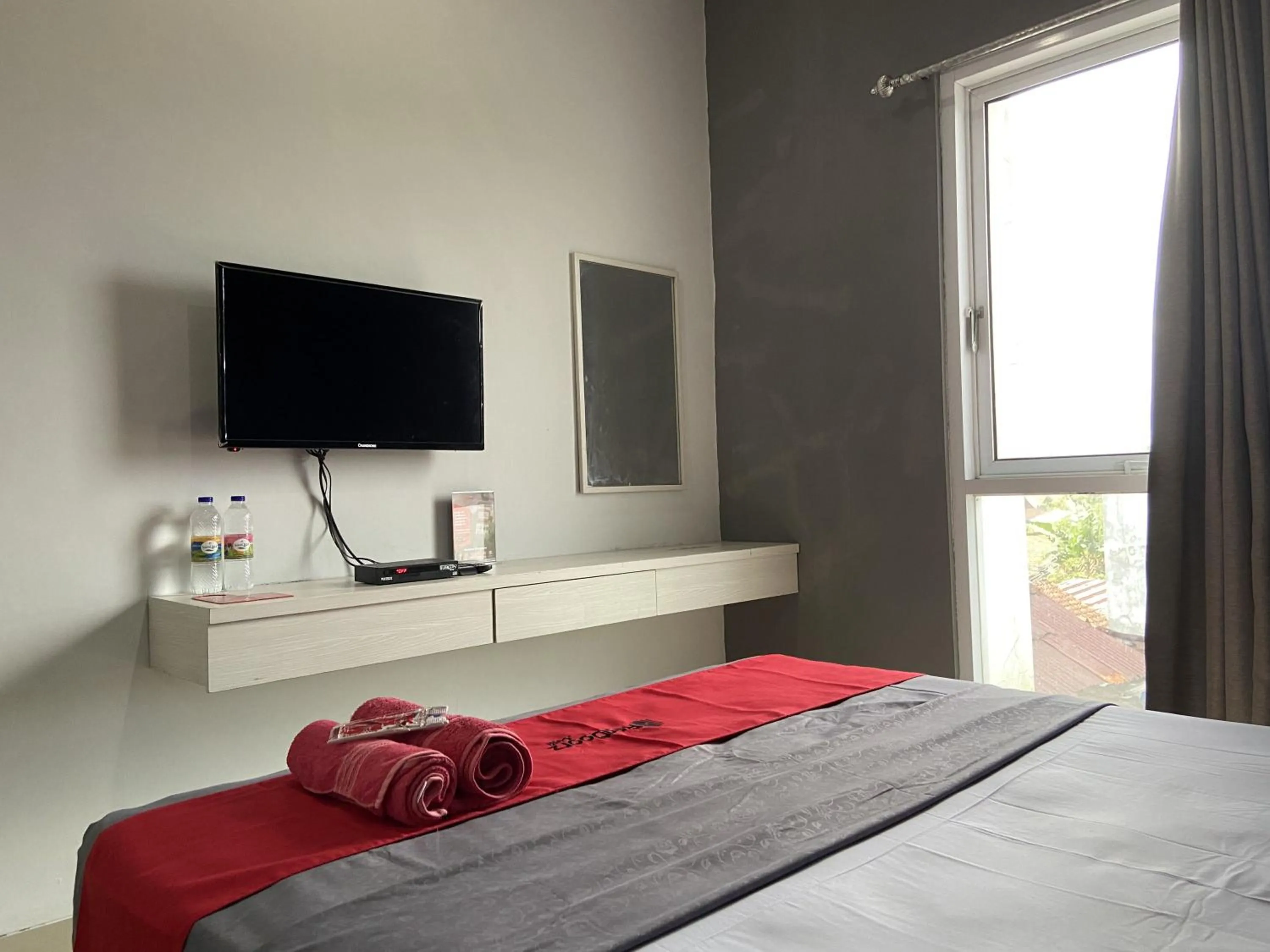 Bedroom, Bed in RedDoorz near RSUD Margono Purwokerto 3