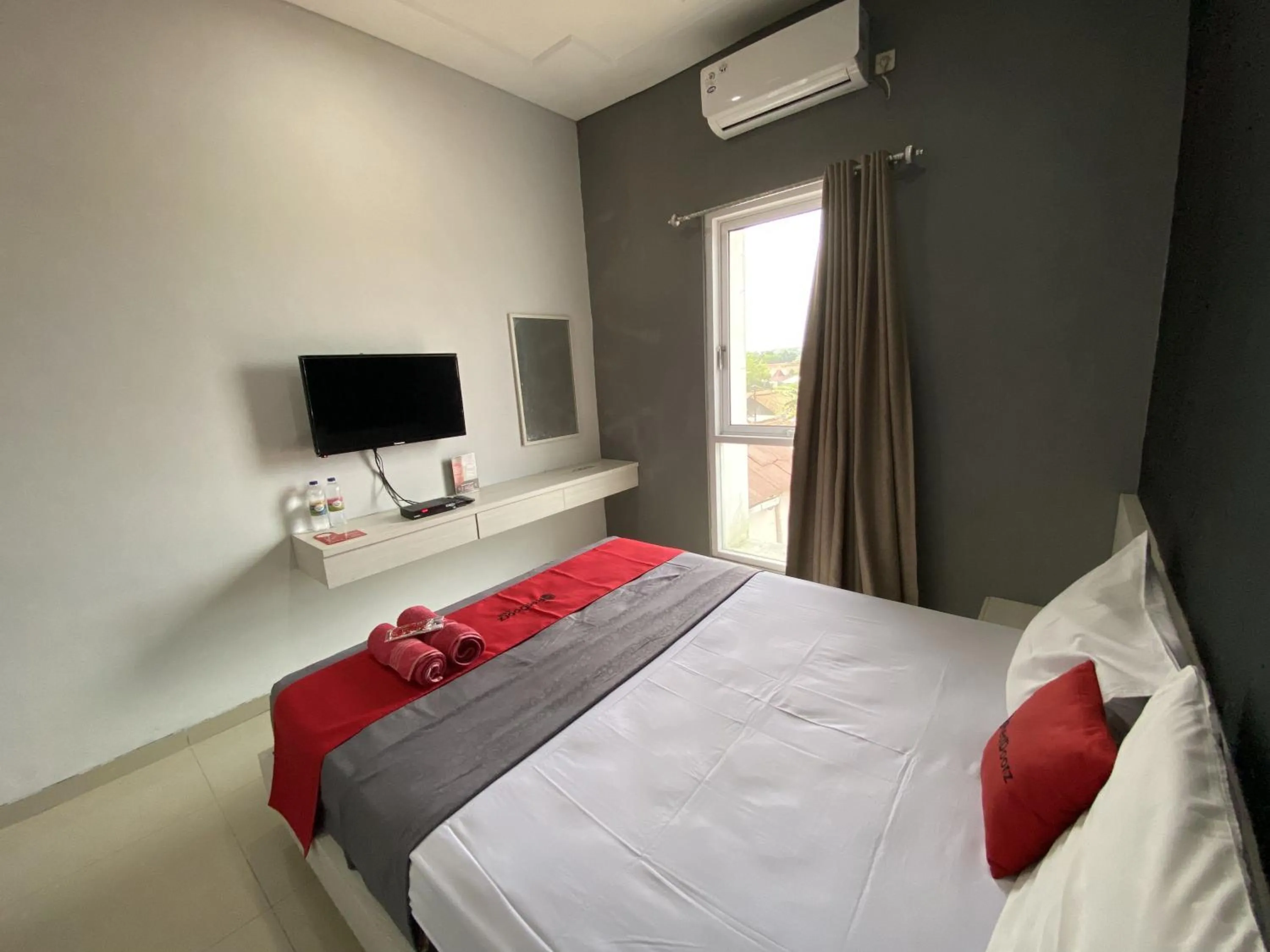 Bedroom, Bed in RedDoorz near RSUD Margono Purwokerto 3