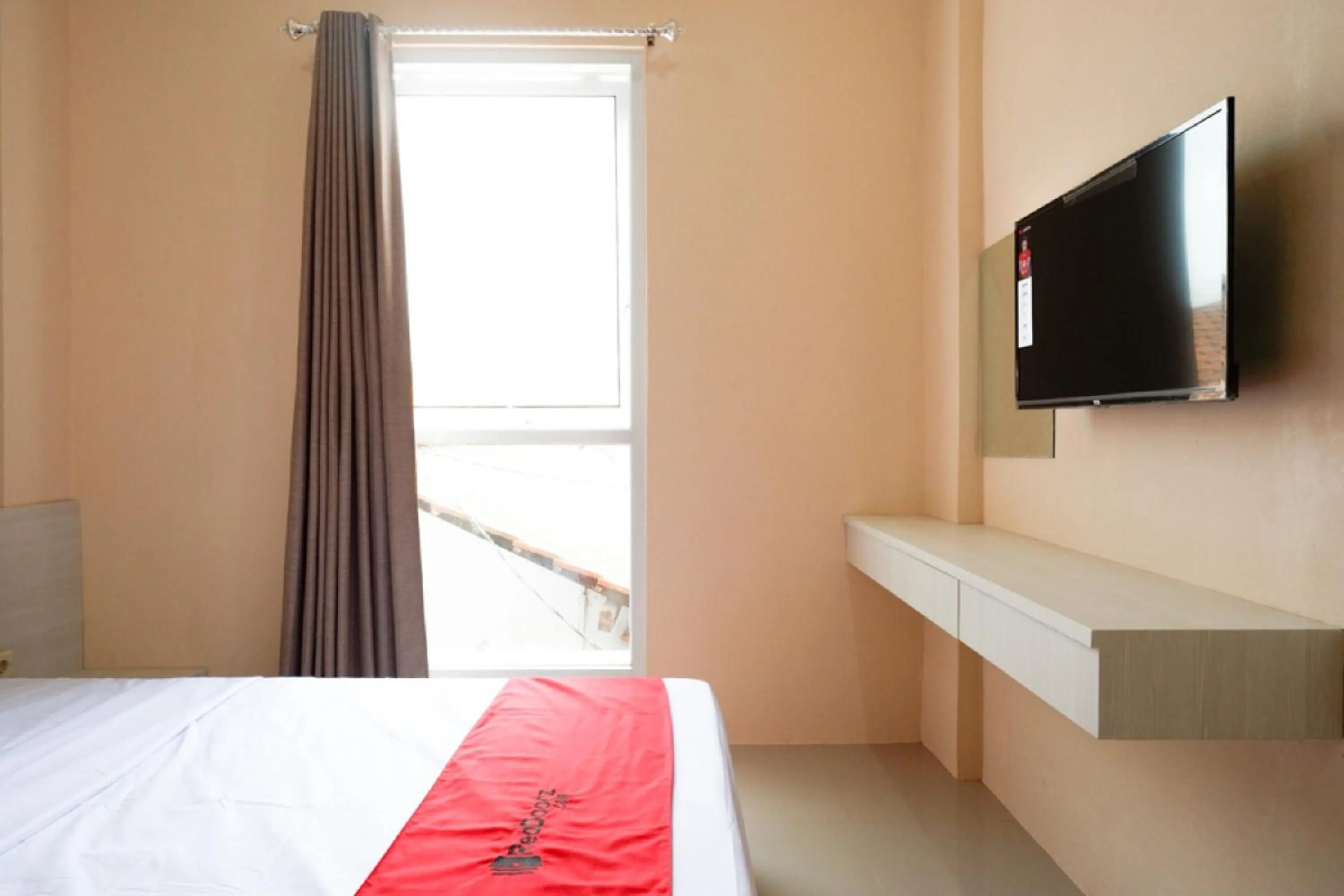 Bedroom, Bed in RedDoorz near RSUD Margono Purwokerto 3