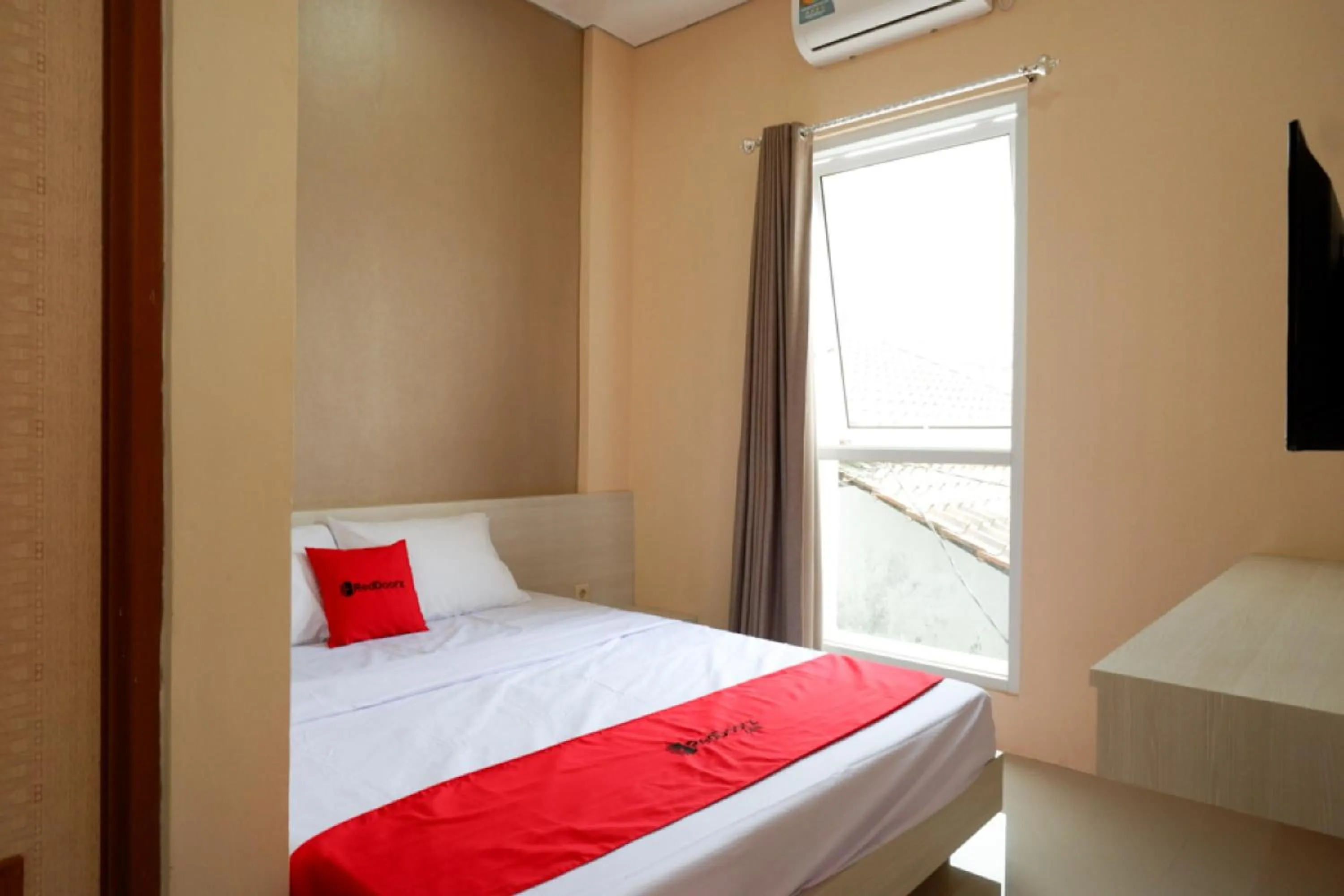 Bedroom, Bed in RedDoorz near RSUD Margono Purwokerto 3