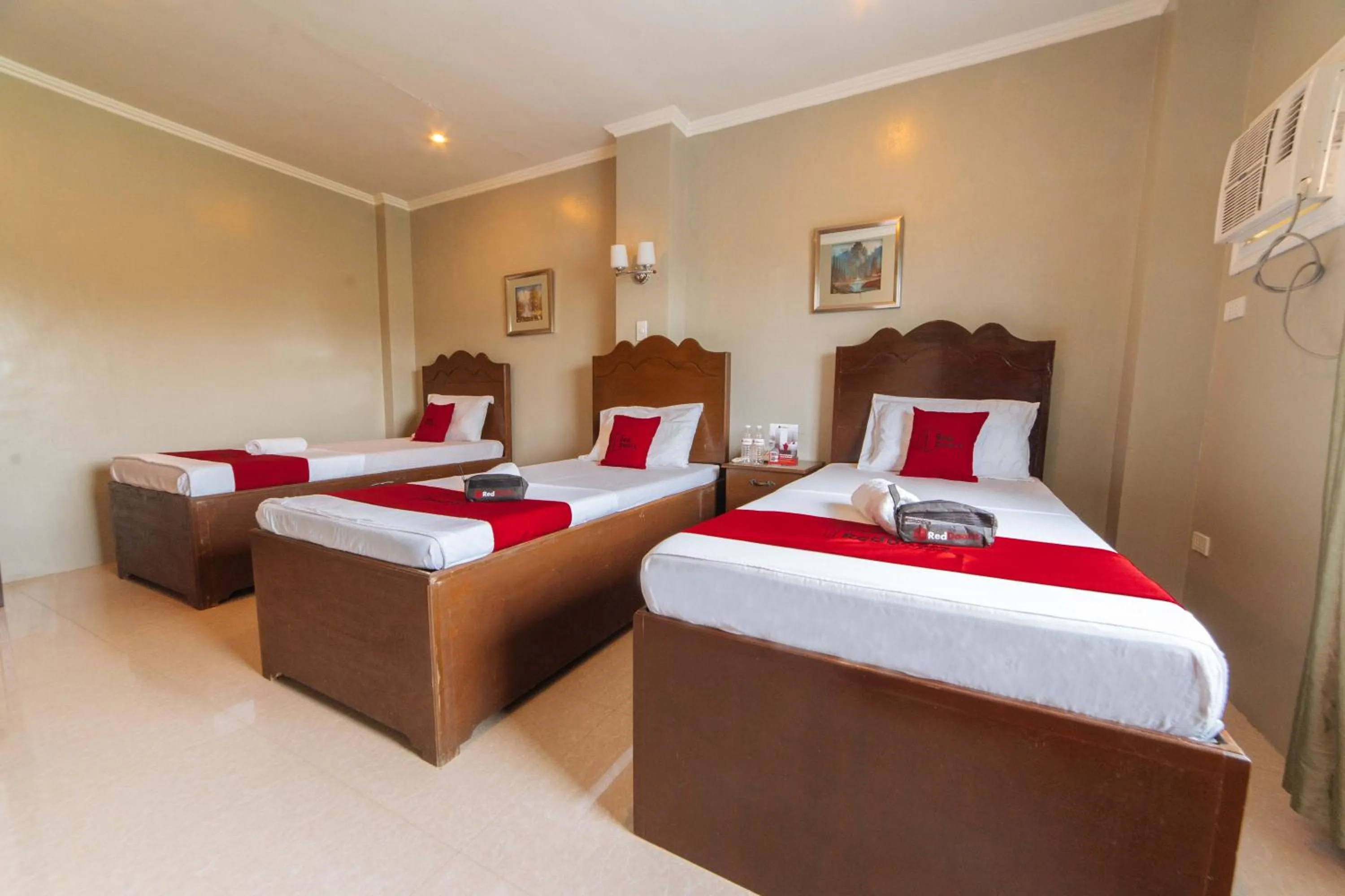 Photo of the whole room, Bed in RedDoorz @ Old Buswang Road