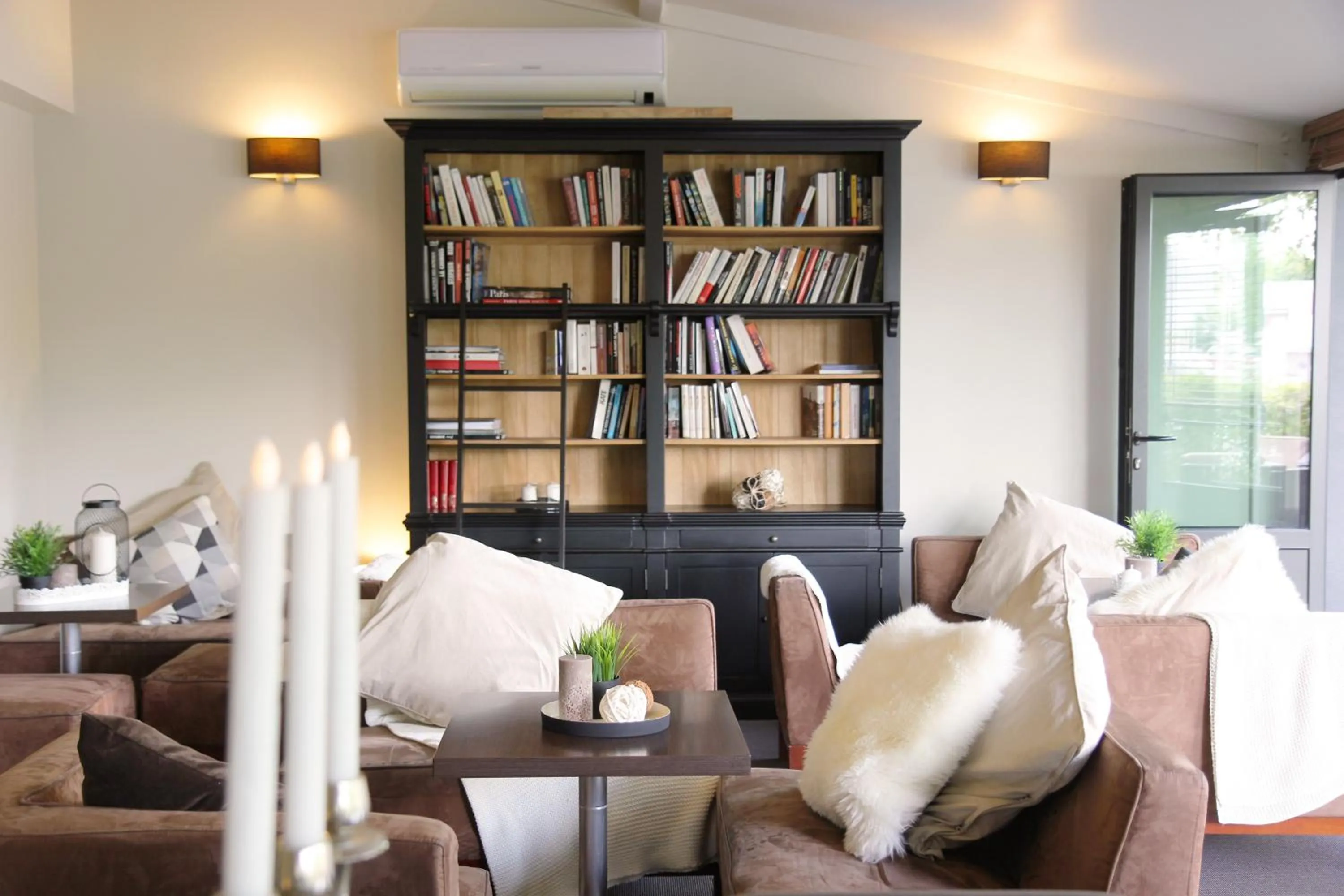 Library in Best Western The Hotel Versailles