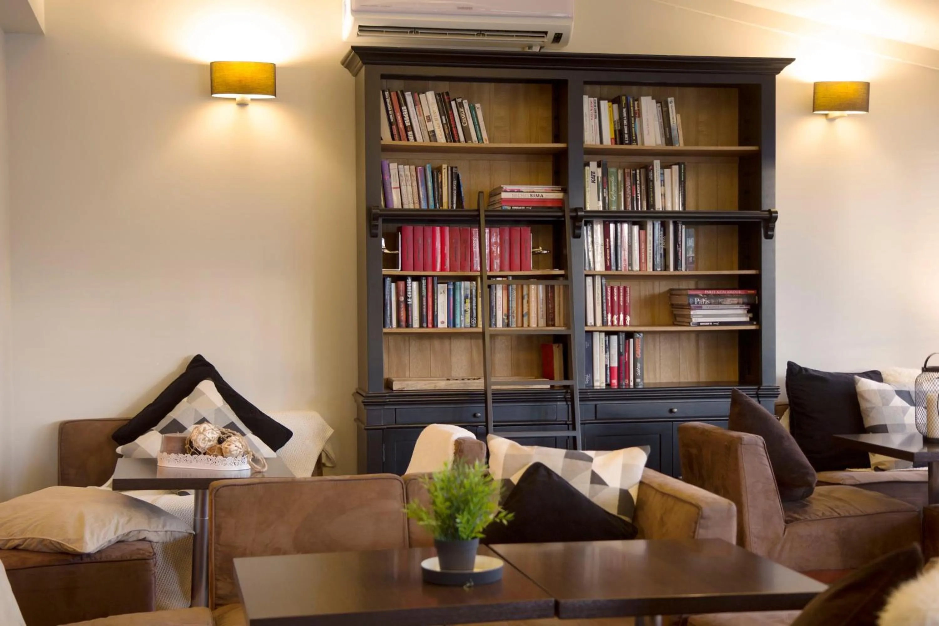 Library in Best Western The Hotel Versailles