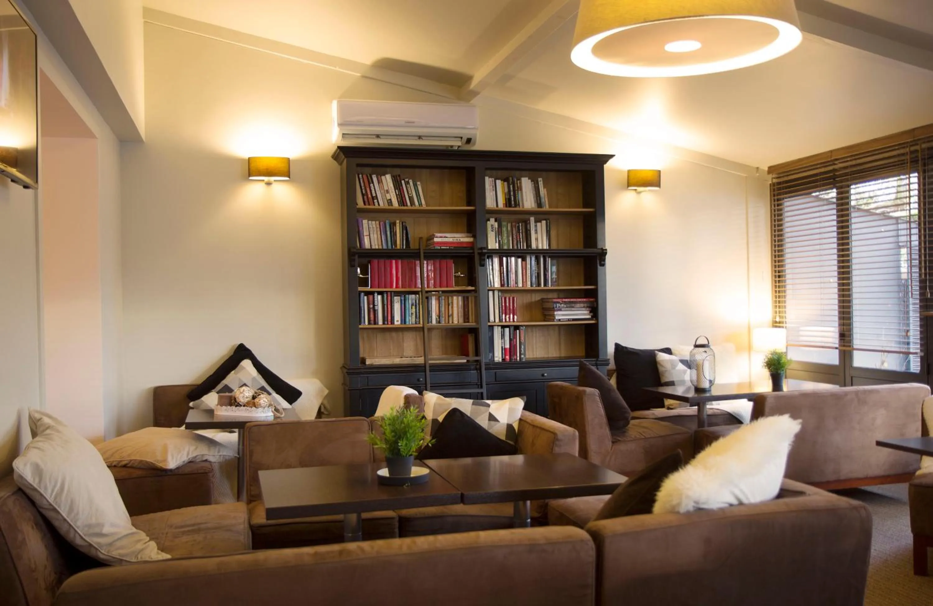 Library in Best Western The Hotel Versailles