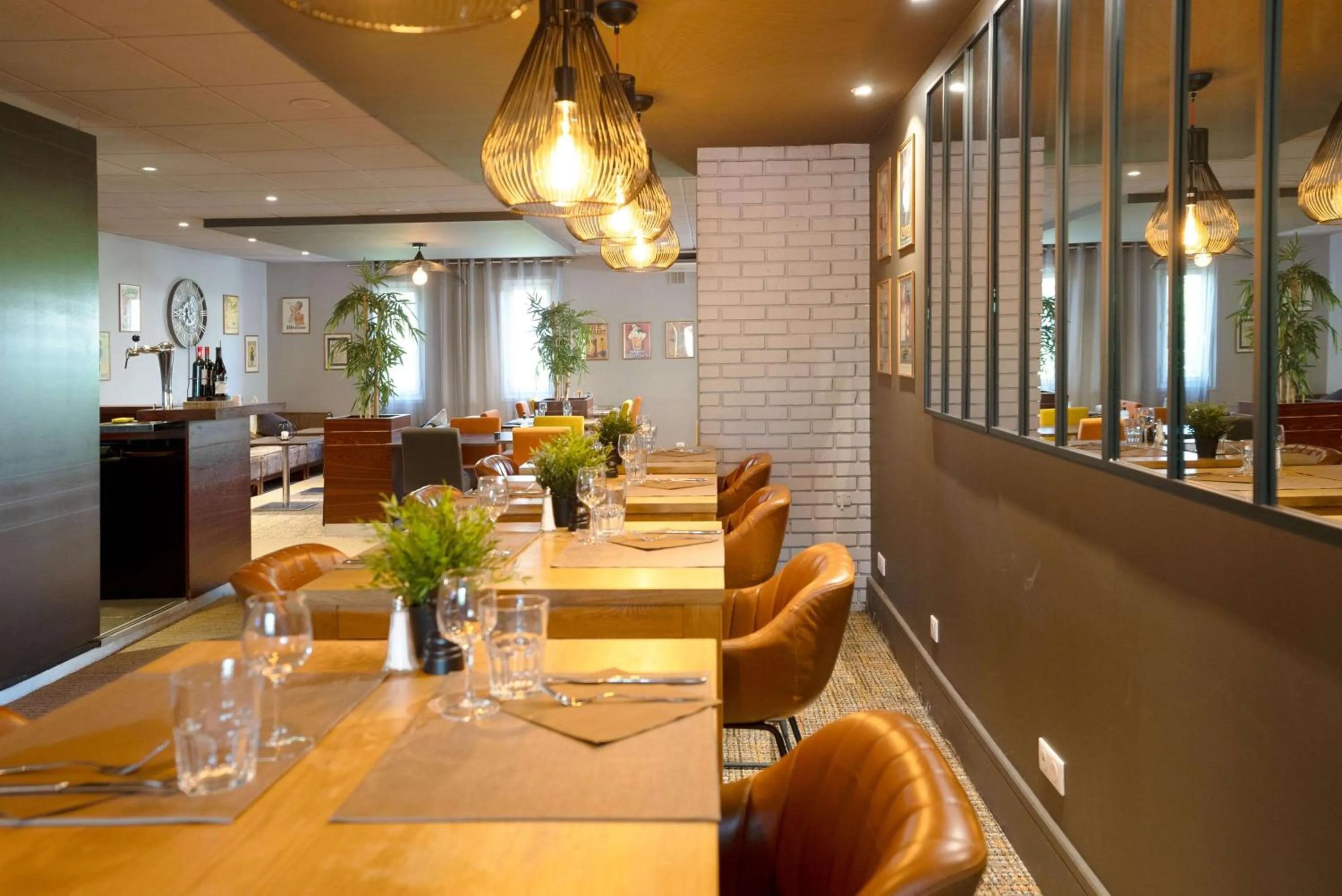 Restaurant/places to eat in Best Western The Hotel Versailles