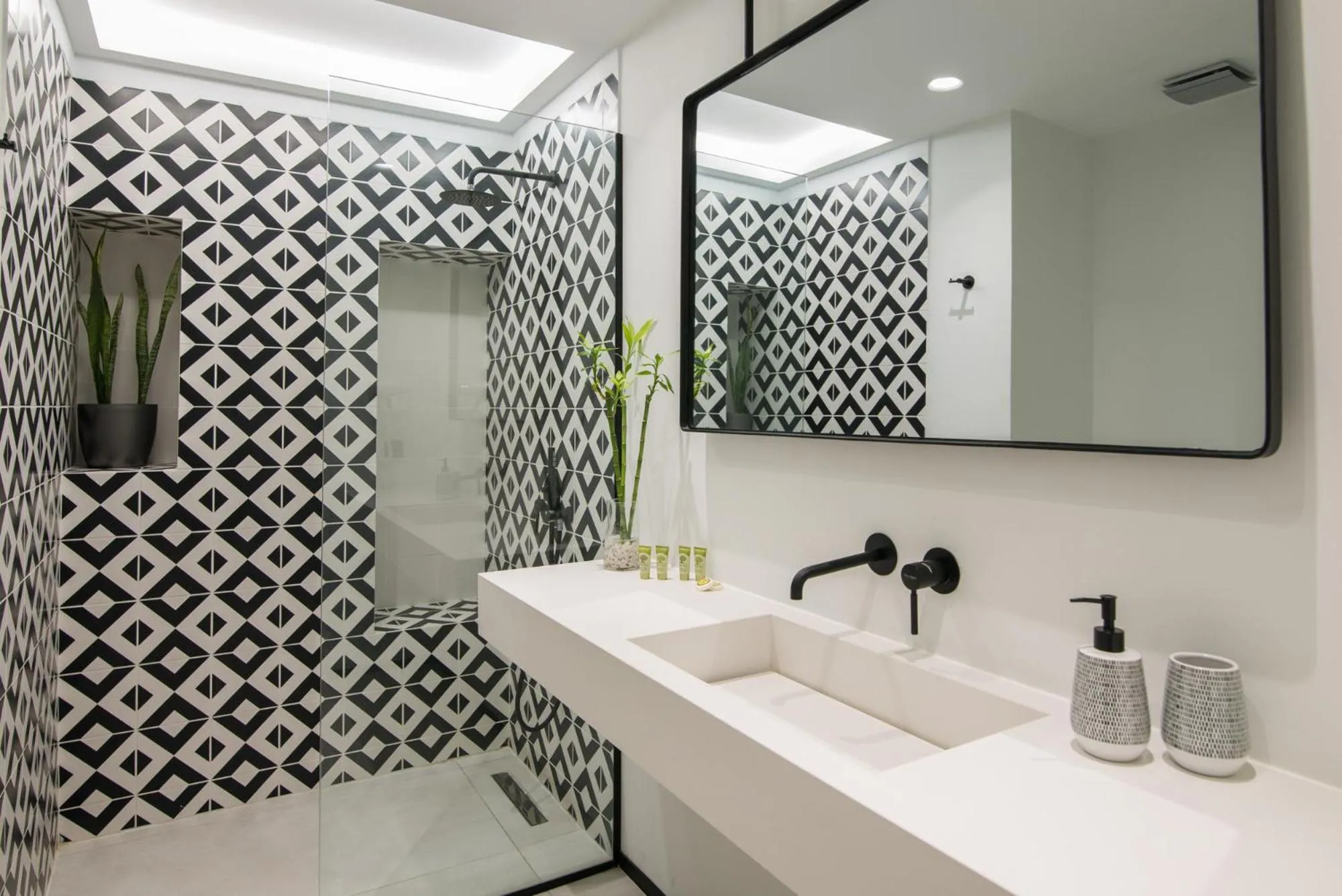 Shower in Ederlezi Zoubourlou Aparthotel