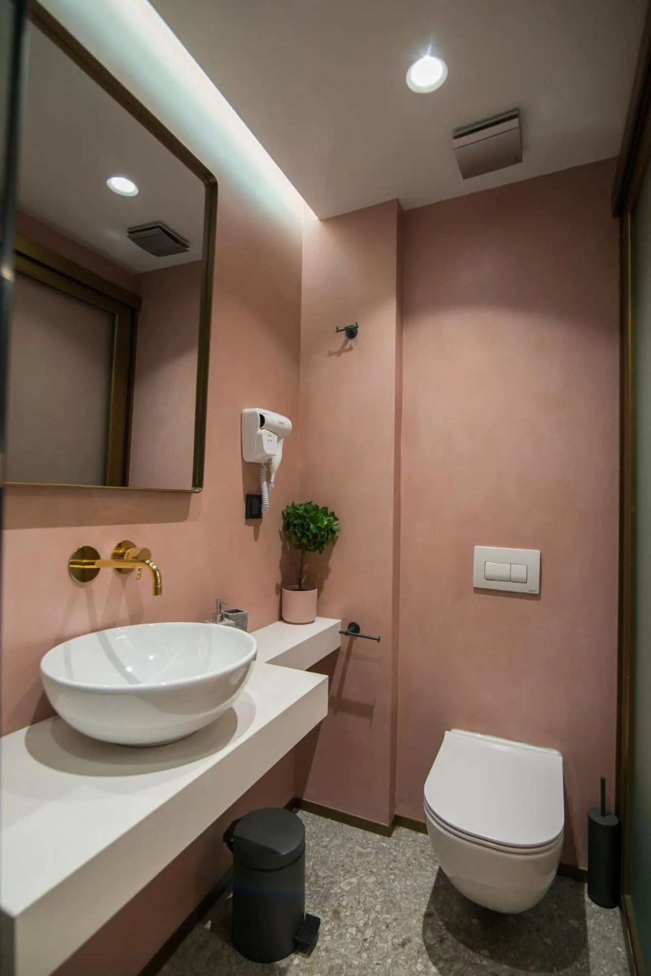 Bathroom in Ederlezi Zoubourlou Aparthotel