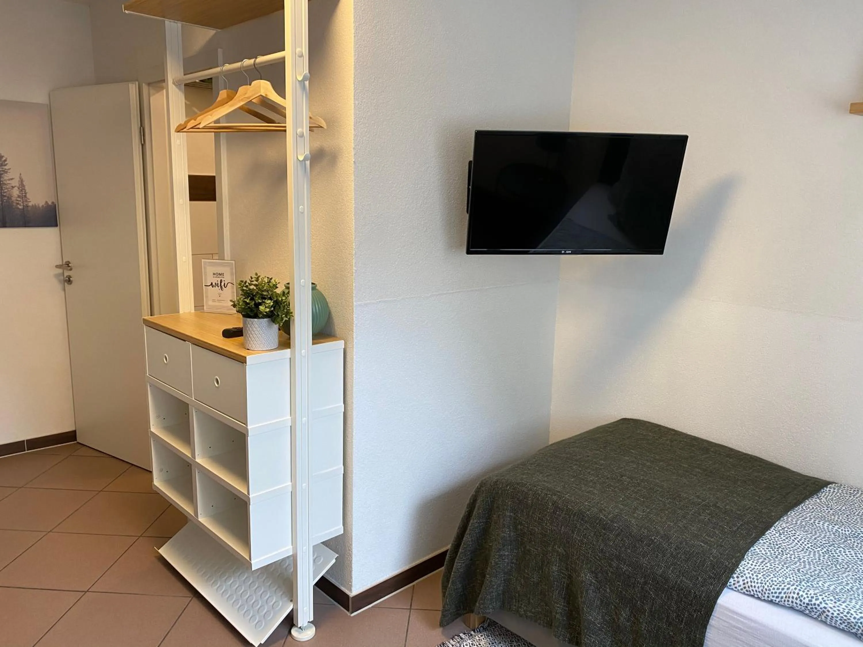 TV and multimedia, Bed in Sali Homes - GaesteHaus Lamm Obersulm