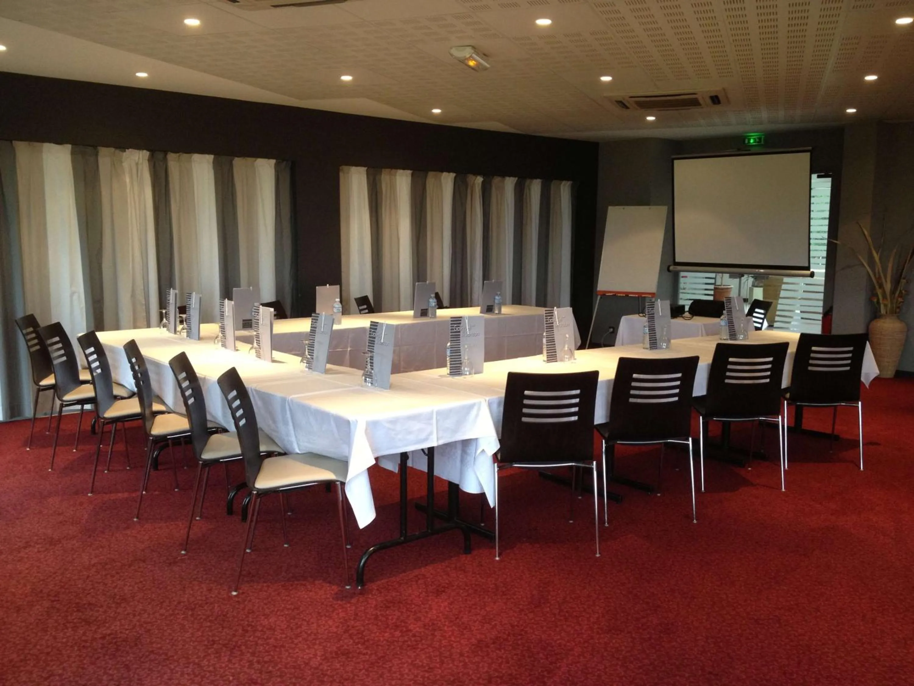Meeting/conference room in Brit Hotel Golfhotel Saint Samson