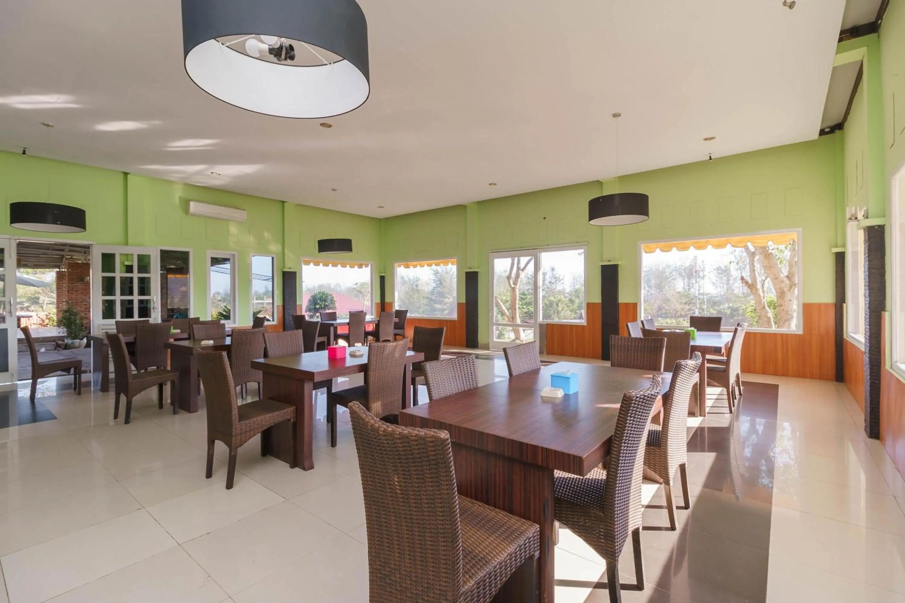 Restaurant/places to eat in RedDoorz Syariah At Hotel Putri Gading Bengkulu