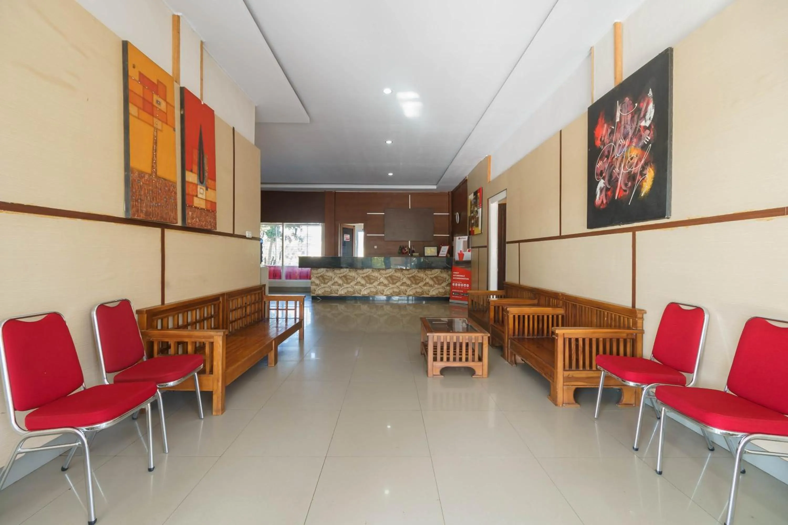 Lobby or reception in RedDoorz Syariah At Hotel Putri Gading Bengkulu