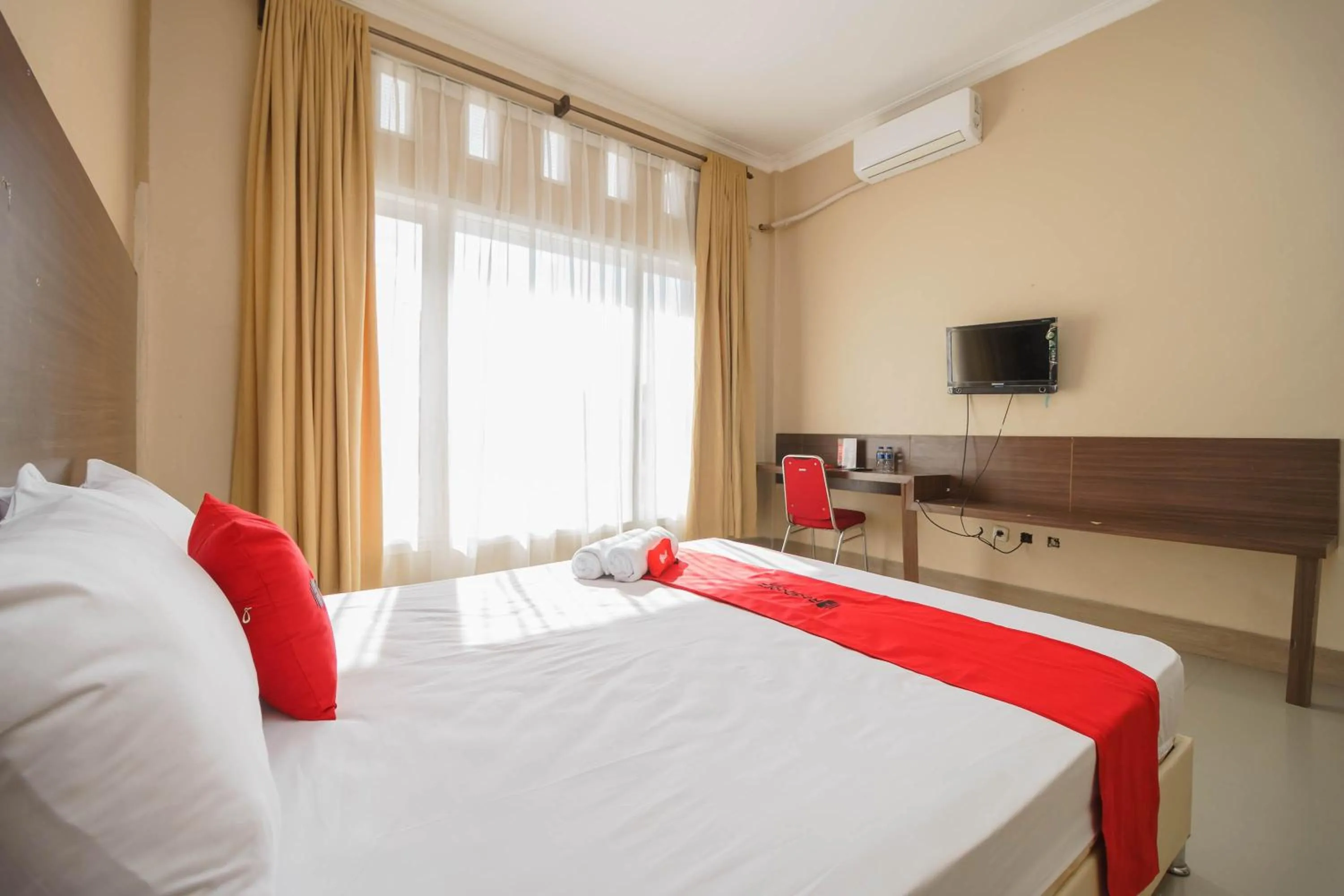 Bedroom, Bed in RedDoorz Syariah At Hotel Putri Gading Bengkulu