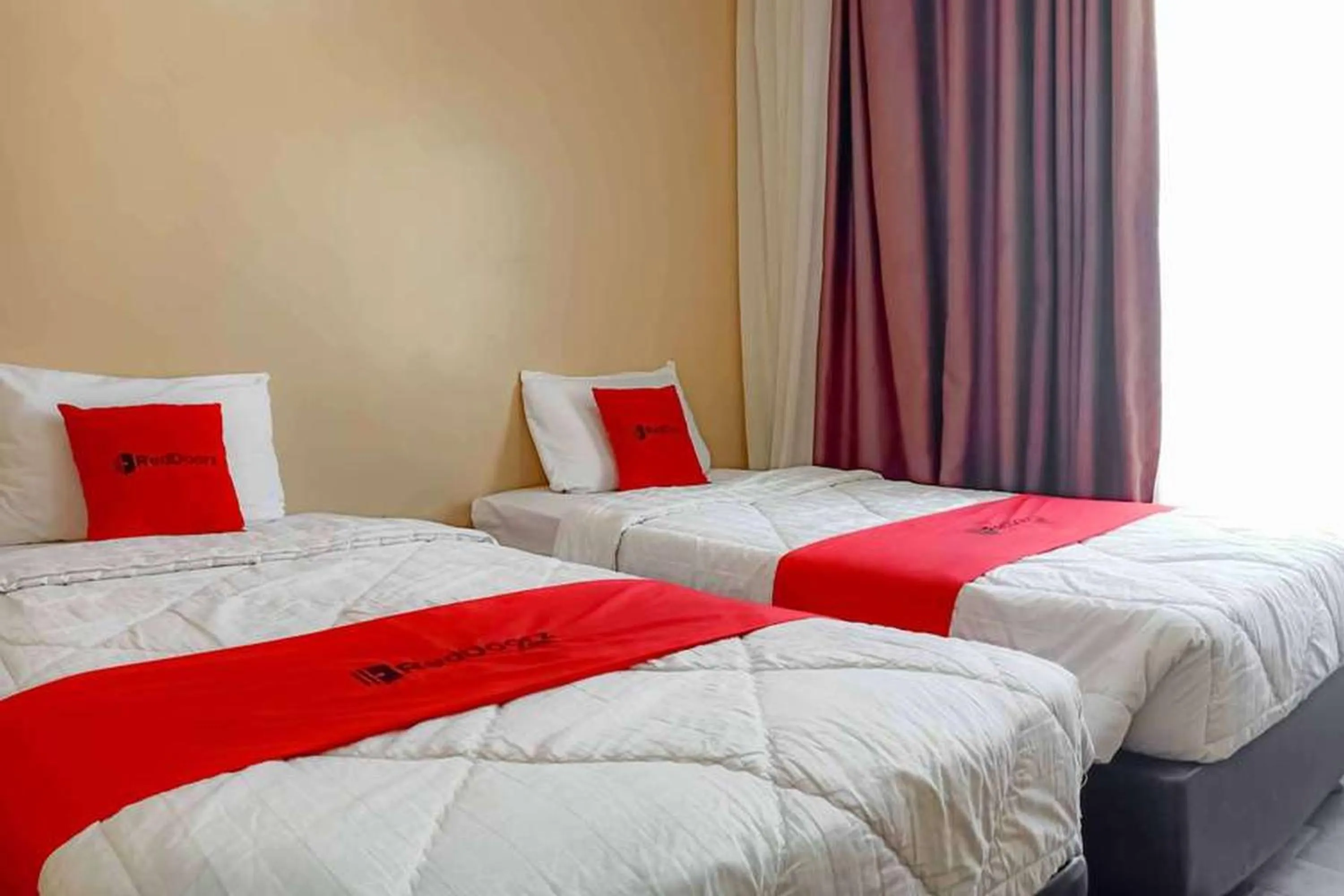 Photo of the whole room, Bed in RedDoorz Syariah At Hotel Putri Gading Bengkulu