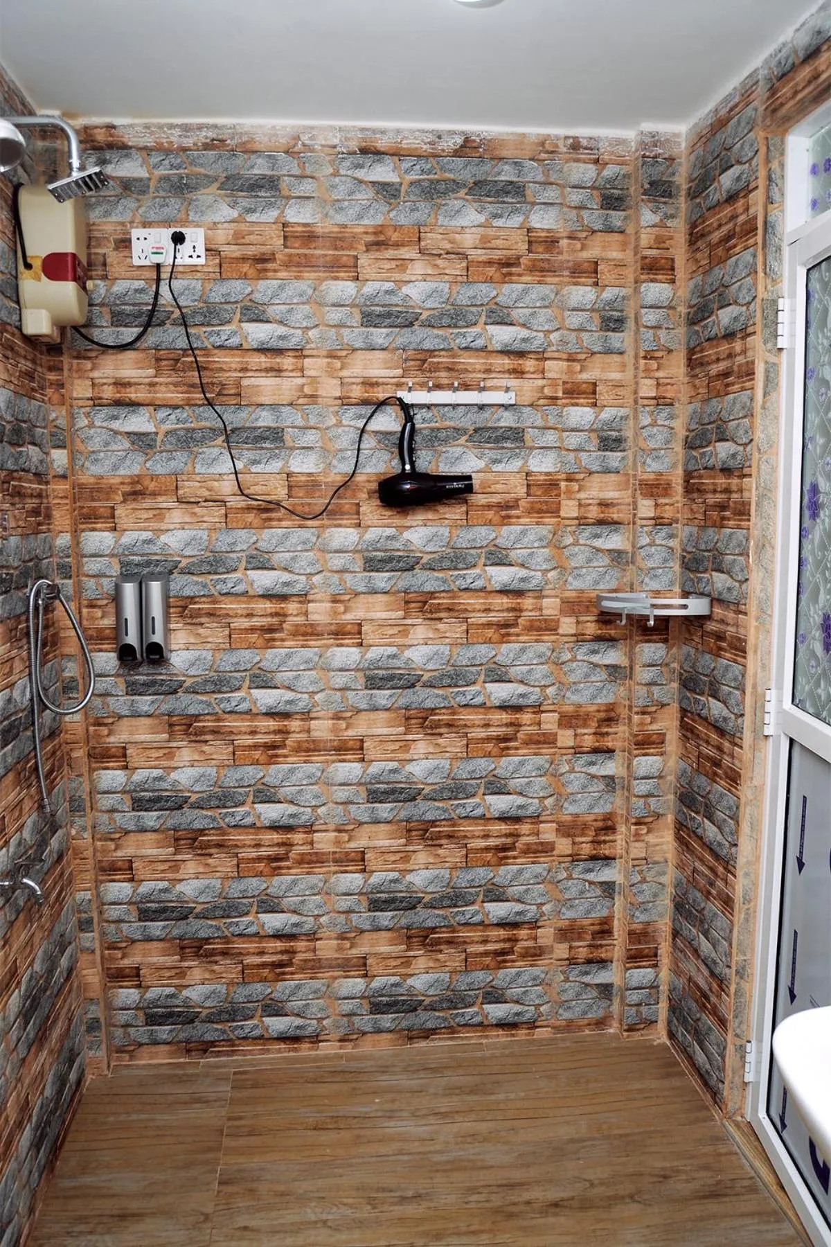 Shower in WoodyCrest