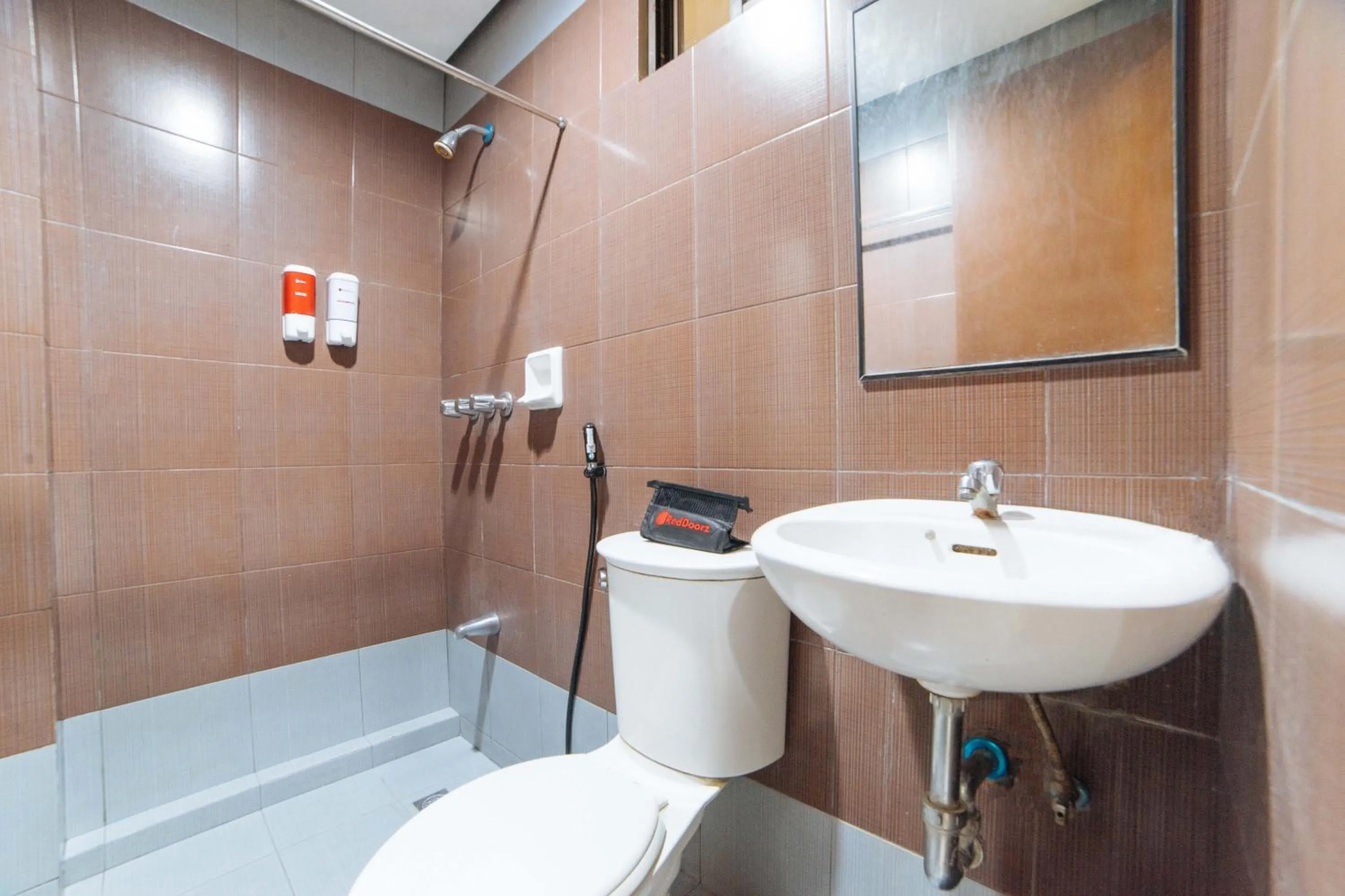 Shower in RedDoorz near Olongapo Bus Terminal