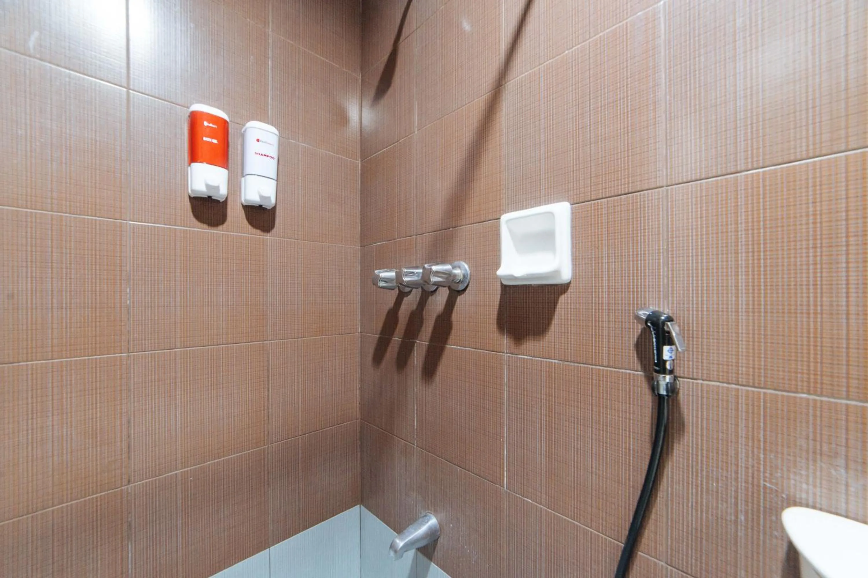Shower in RedDoorz near Olongapo Bus Terminal