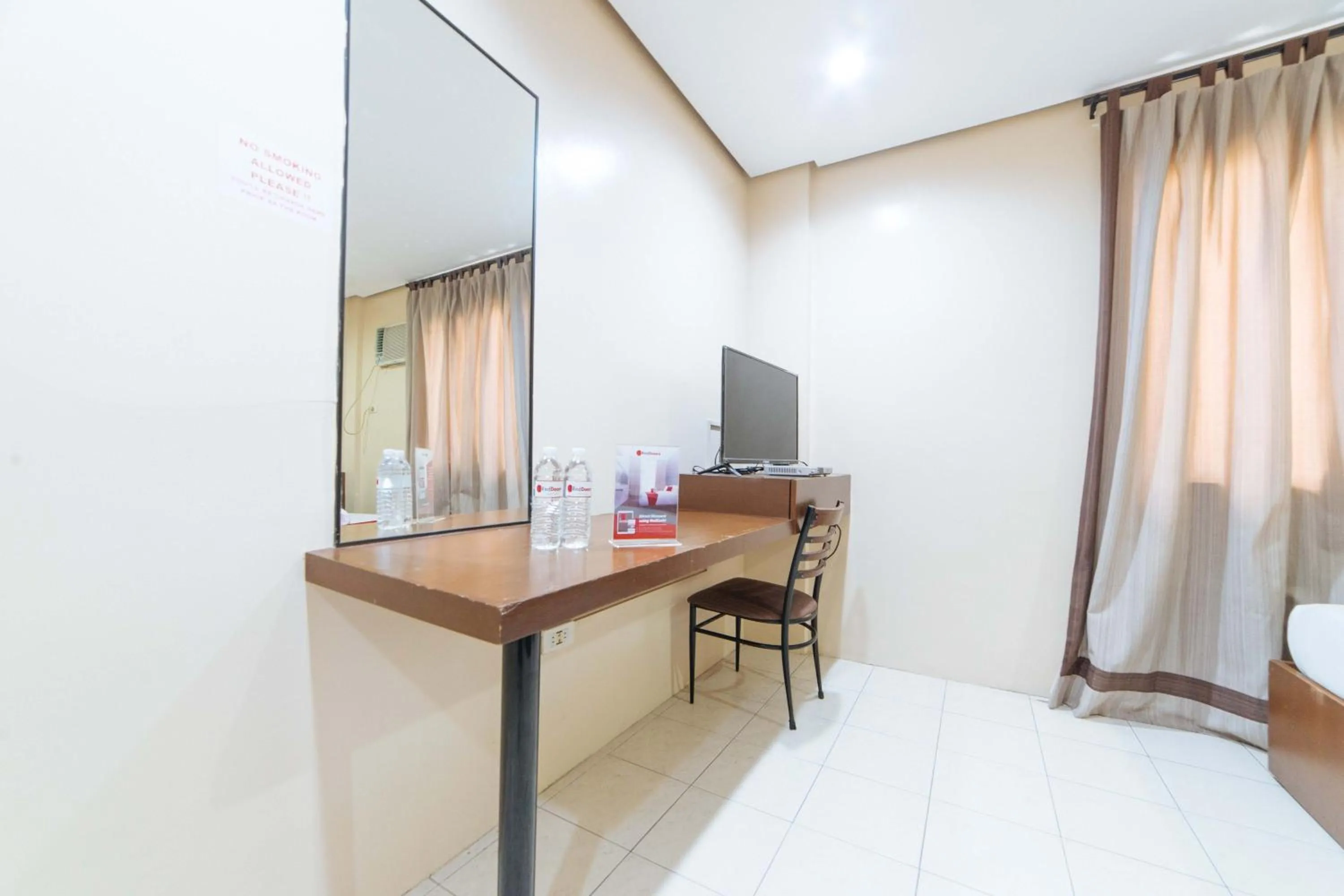 TV and multimedia in RedDoorz near Olongapo Bus Terminal