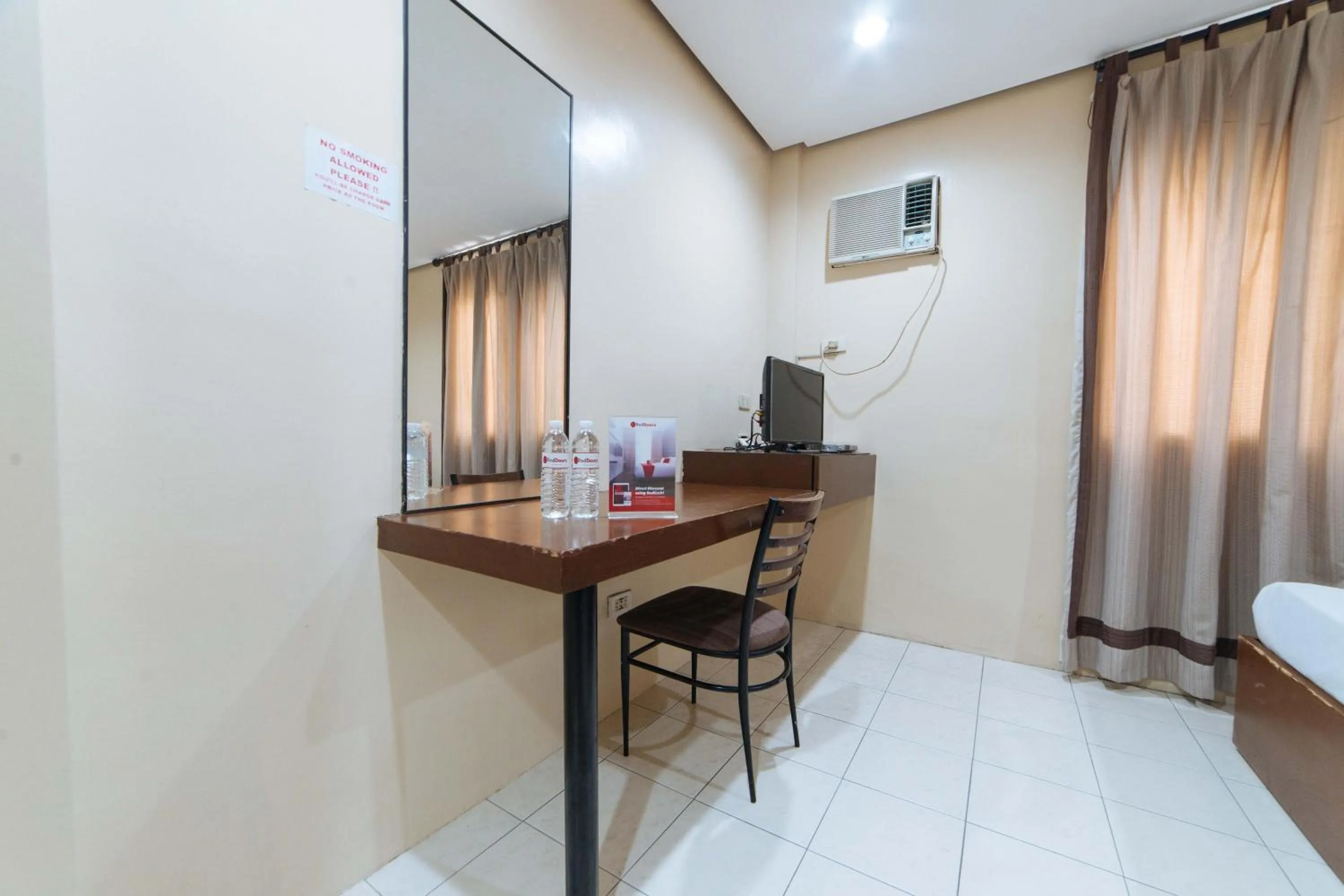 TV and multimedia in RedDoorz near Olongapo Bus Terminal