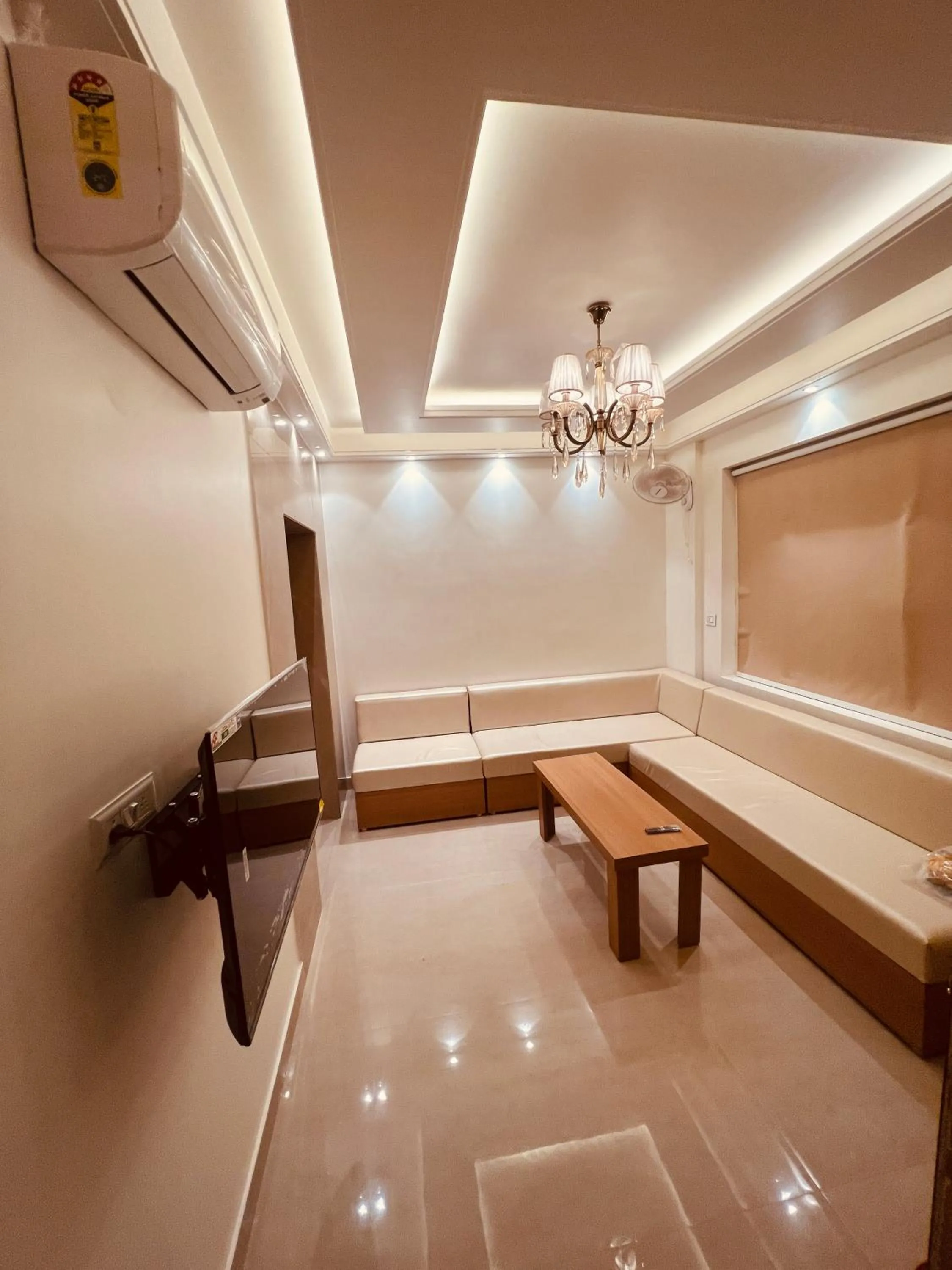 Communal lounge/ TV room in Sugar Stars Inn