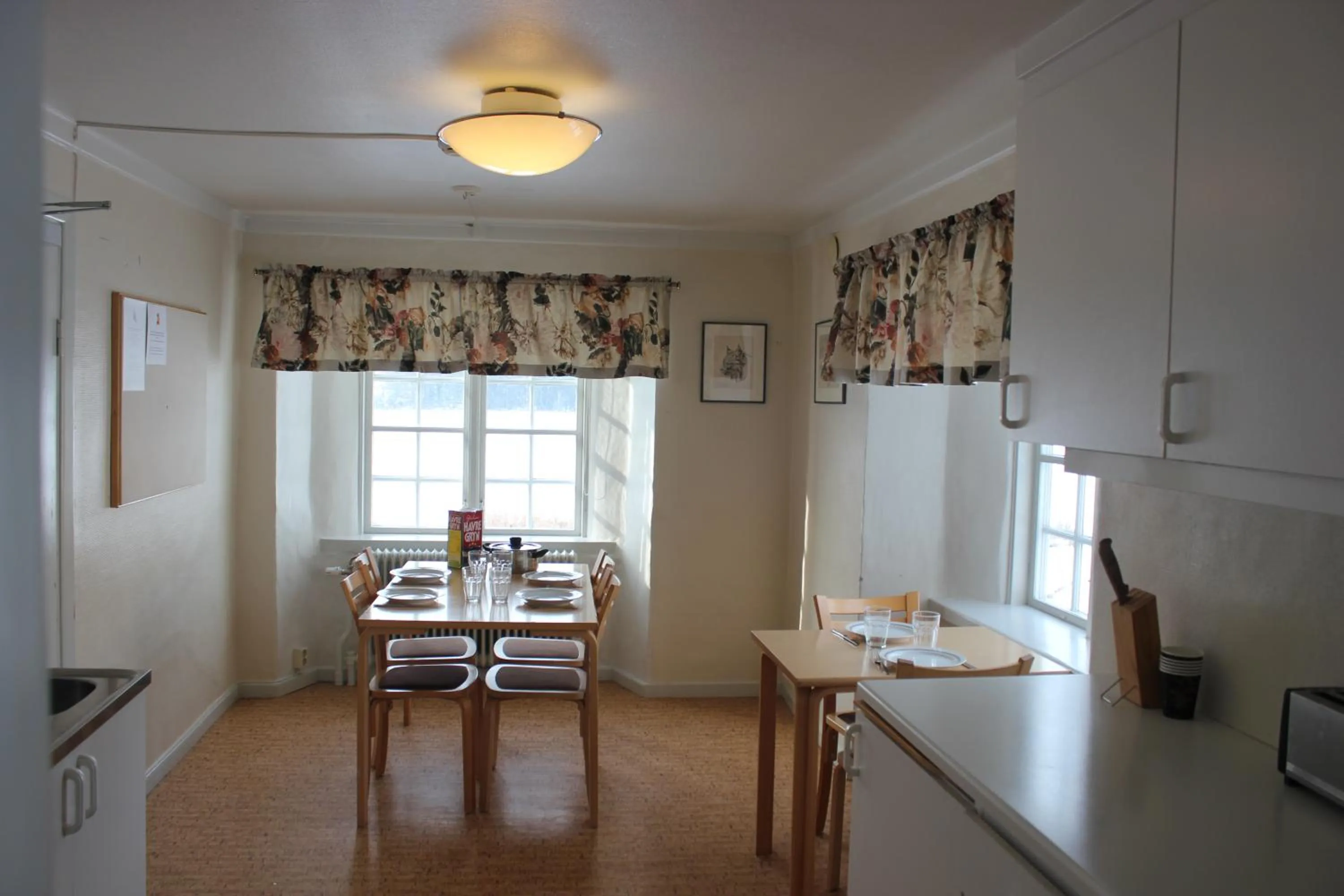 Communal kitchen in Öster Malma vandrarhem