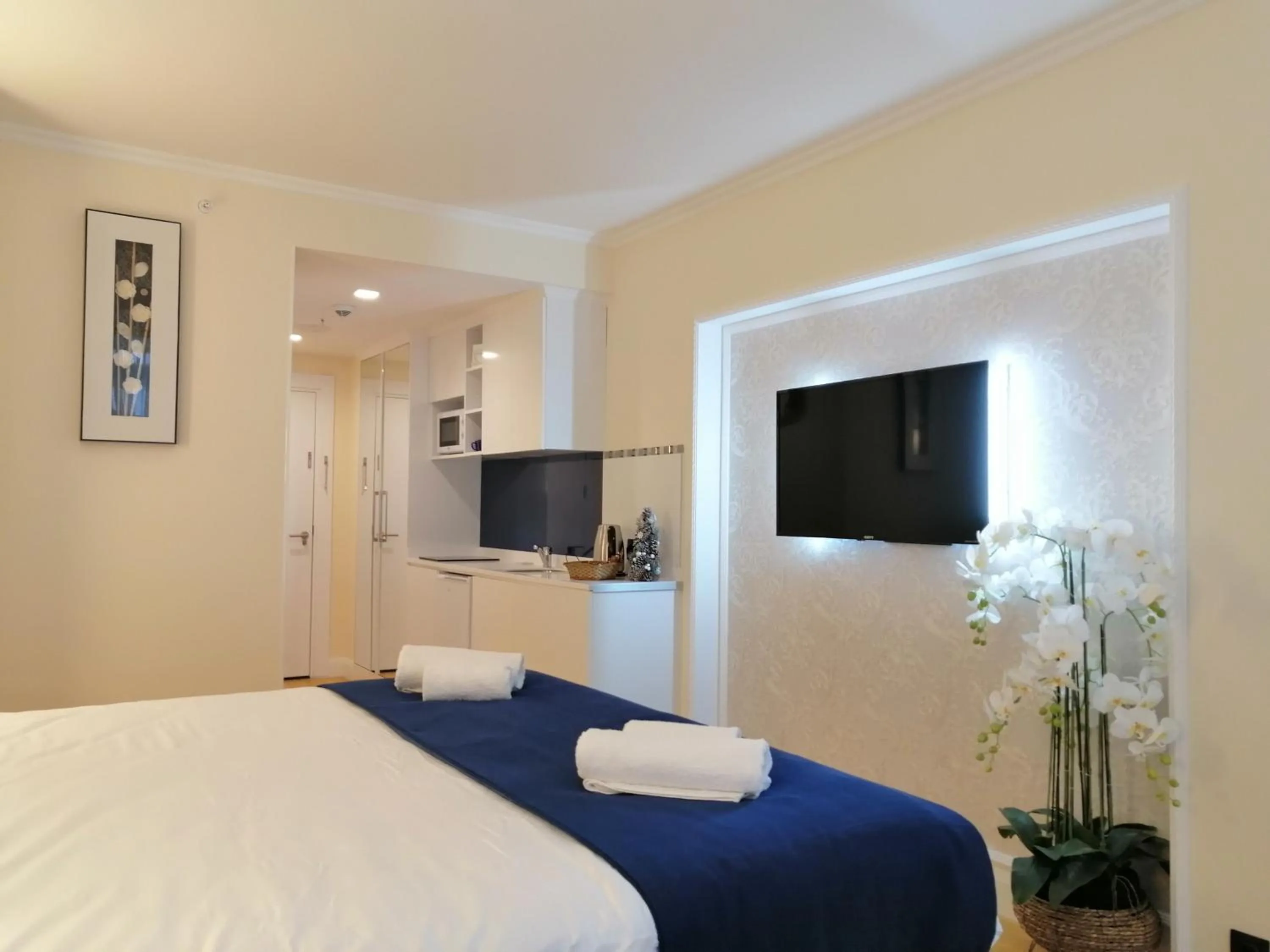 Communal lounge/ TV room, TV/Entertainment Center in Orbi City Inn