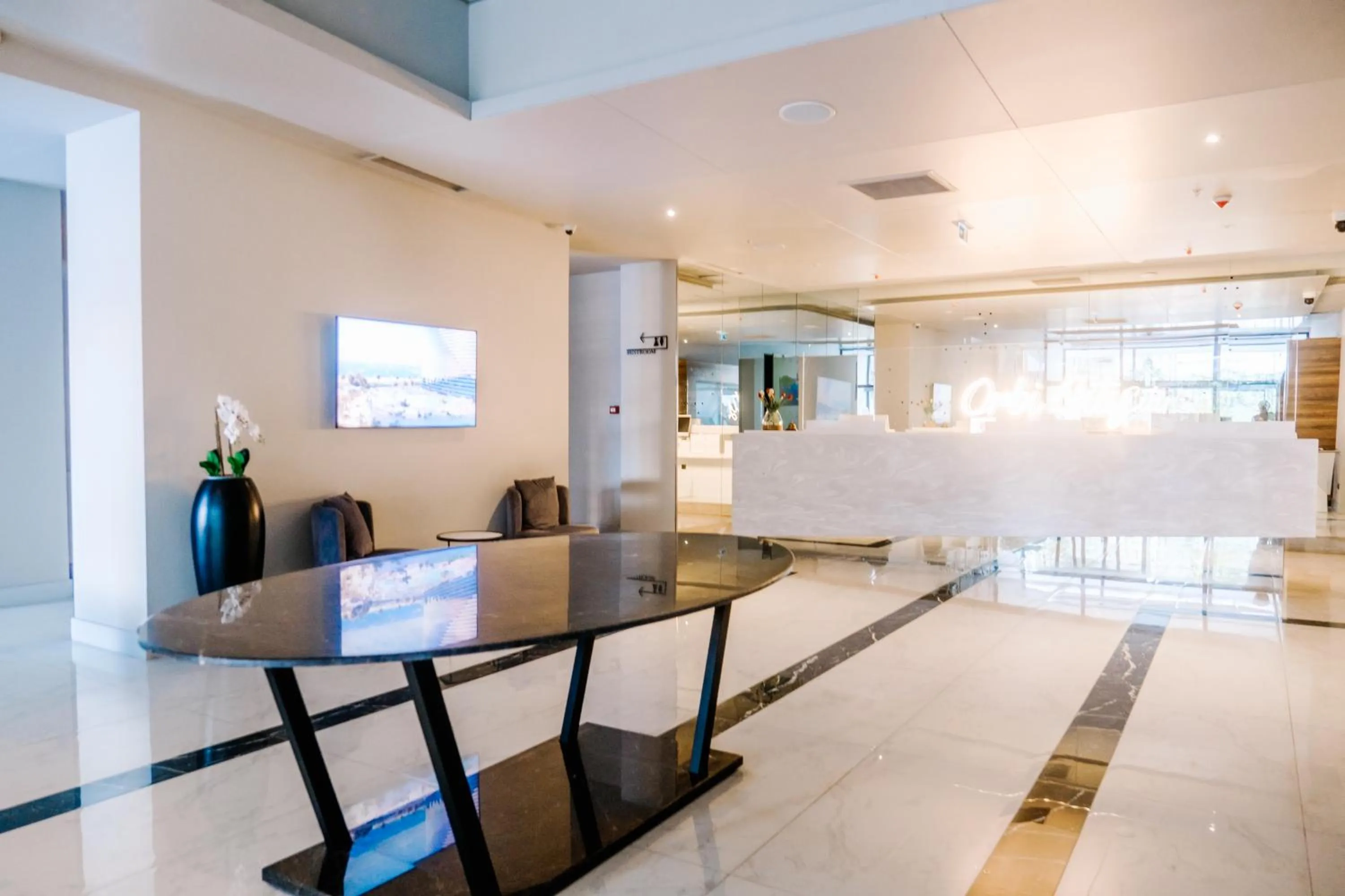 Nightclub / DJ, Kitchen/Kitchenette in Orbi City Inn