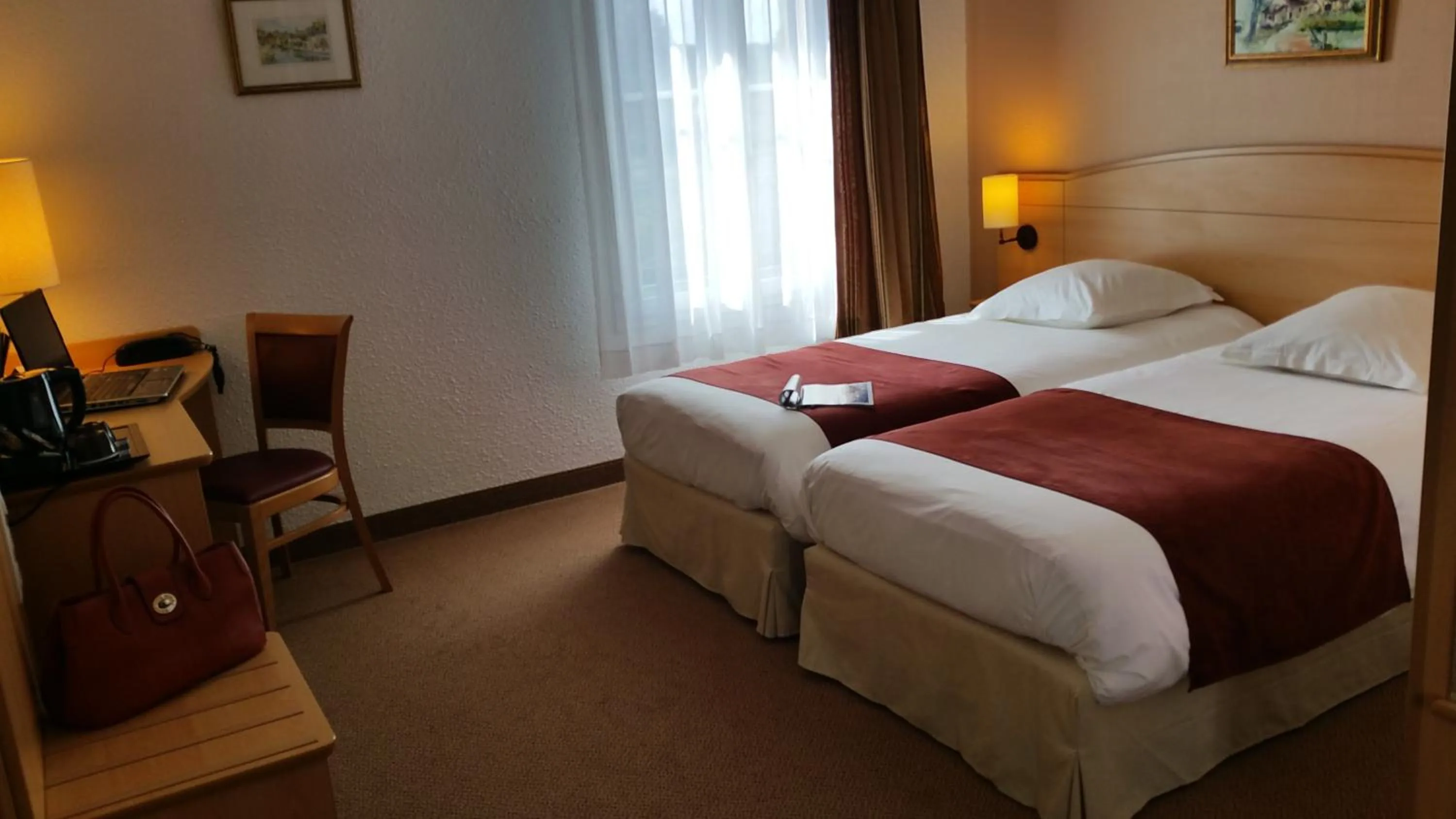 Bed in Brit Hotel Châteaudun