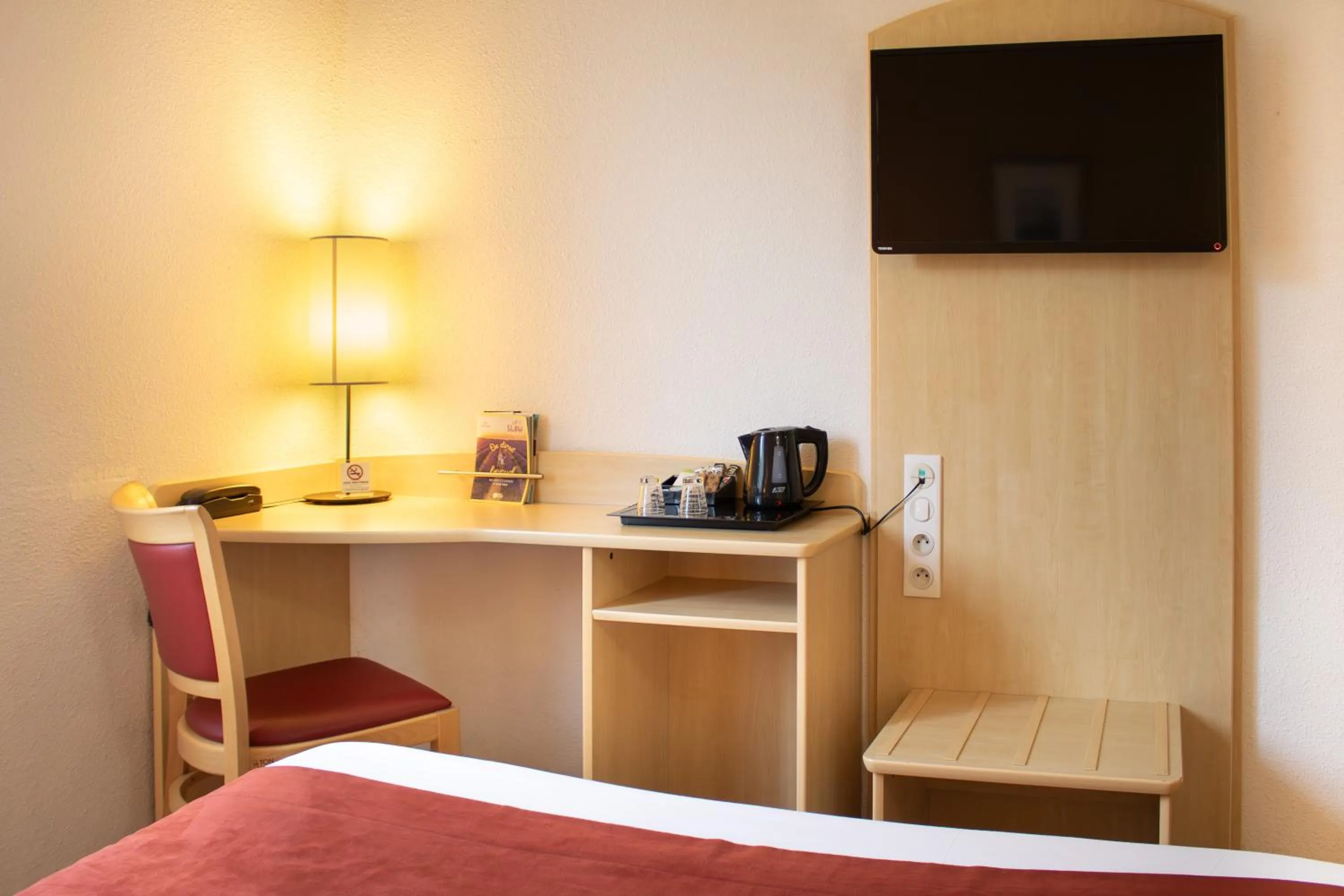 Bed in Brit Hotel Châteaudun