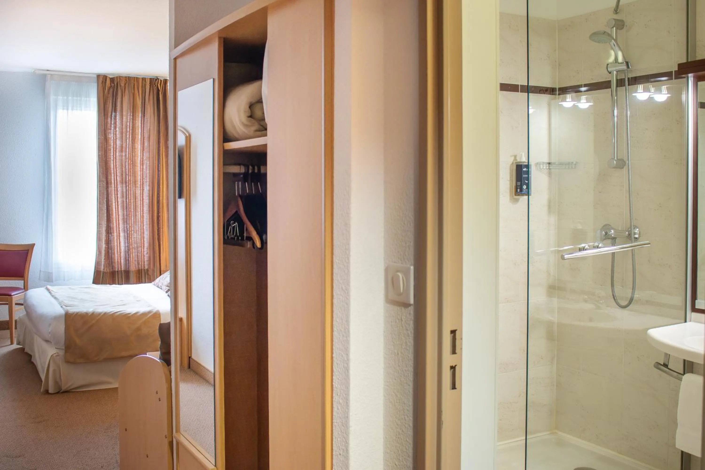 Bed in Brit Hotel Châteaudun