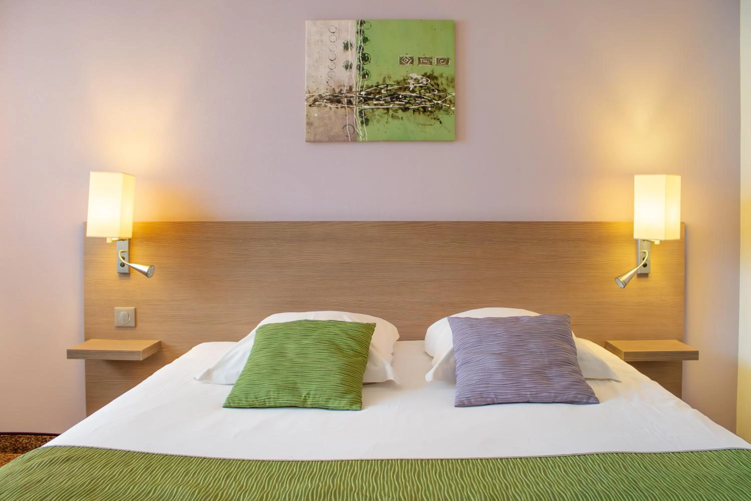 Bed in Brit Hotel Châteaudun