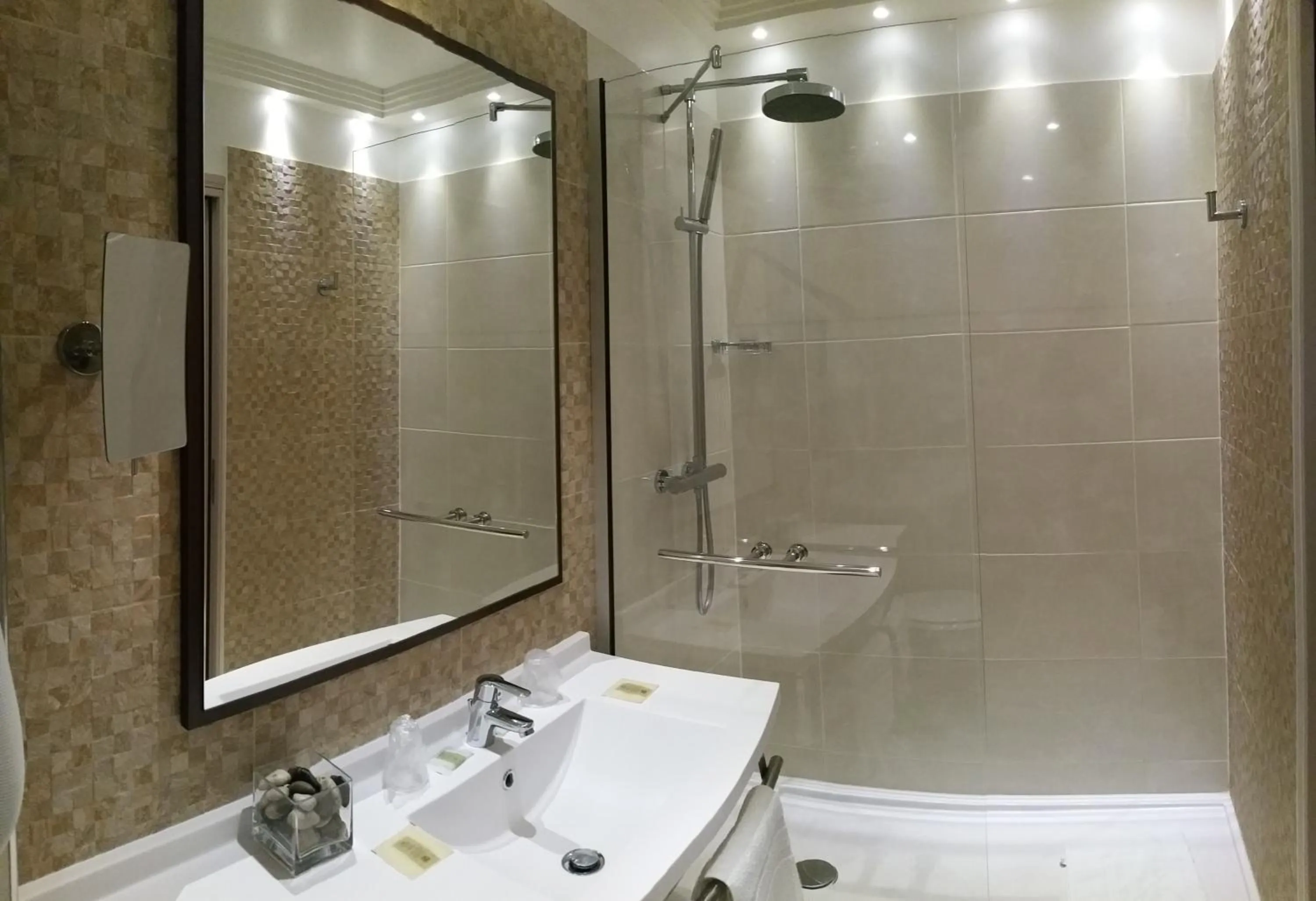 Bathroom in Brit Hotel Châteaudun