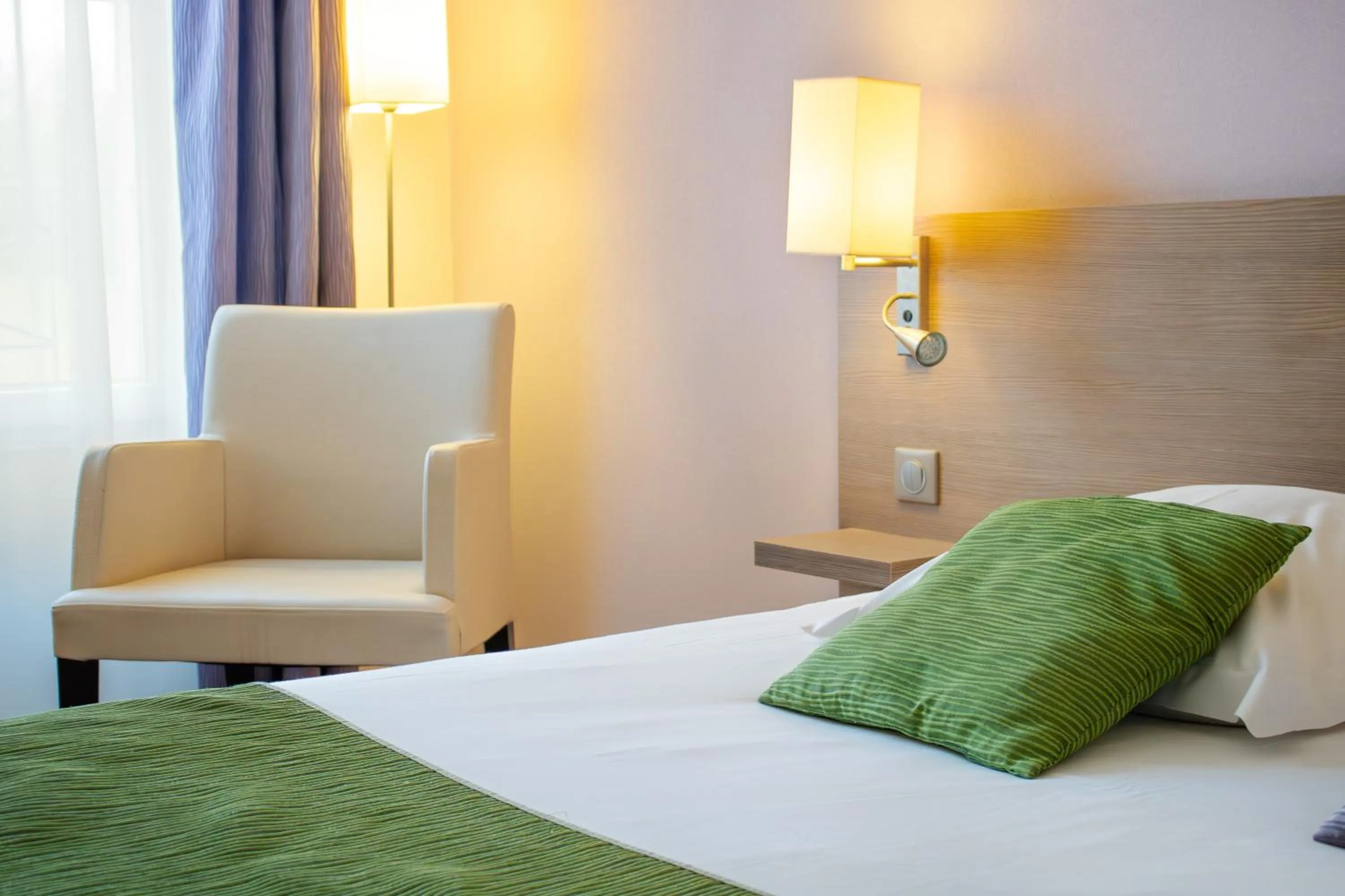 Bed in Brit Hotel Châteaudun