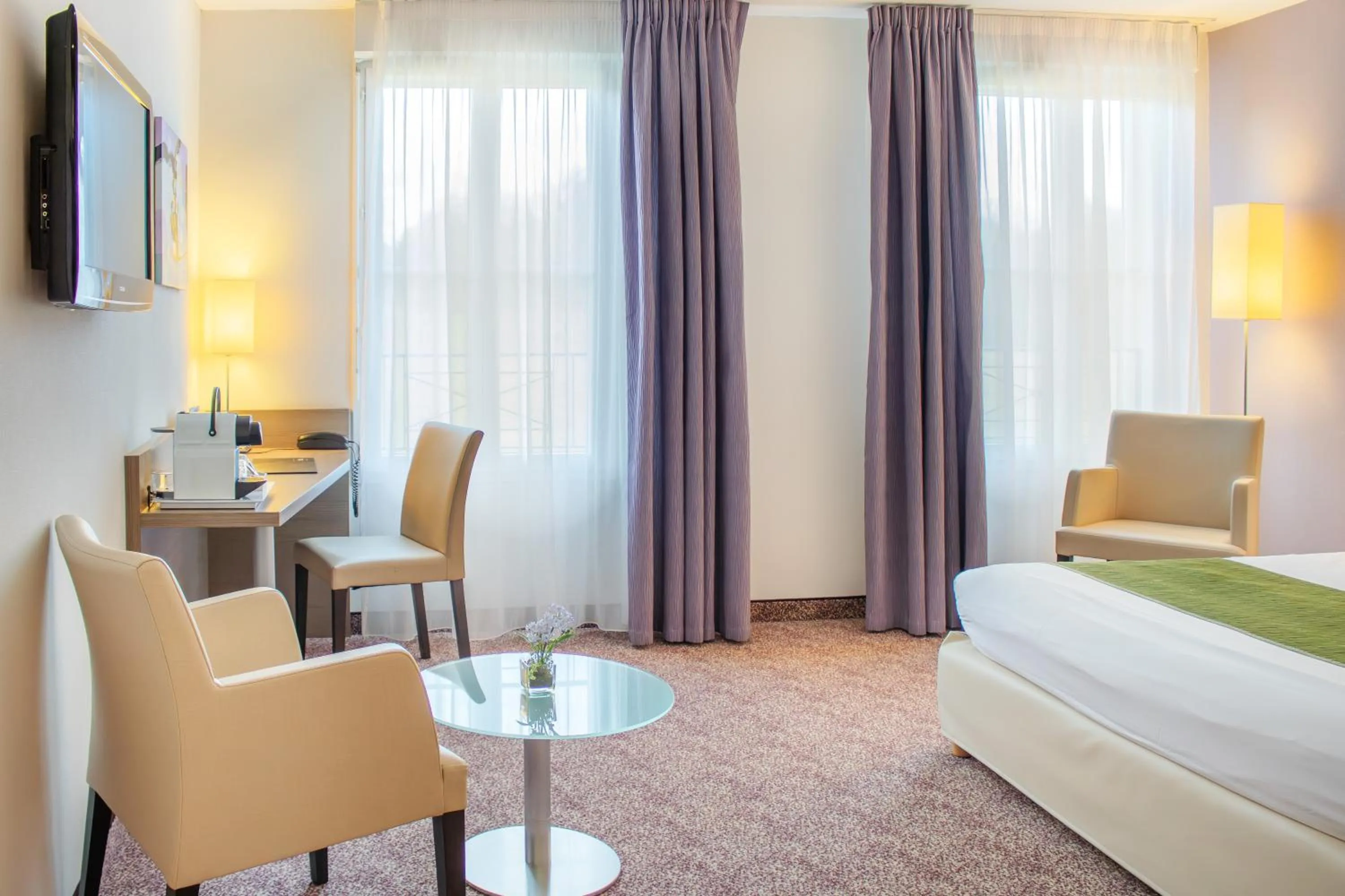 Bed in Brit Hotel Châteaudun