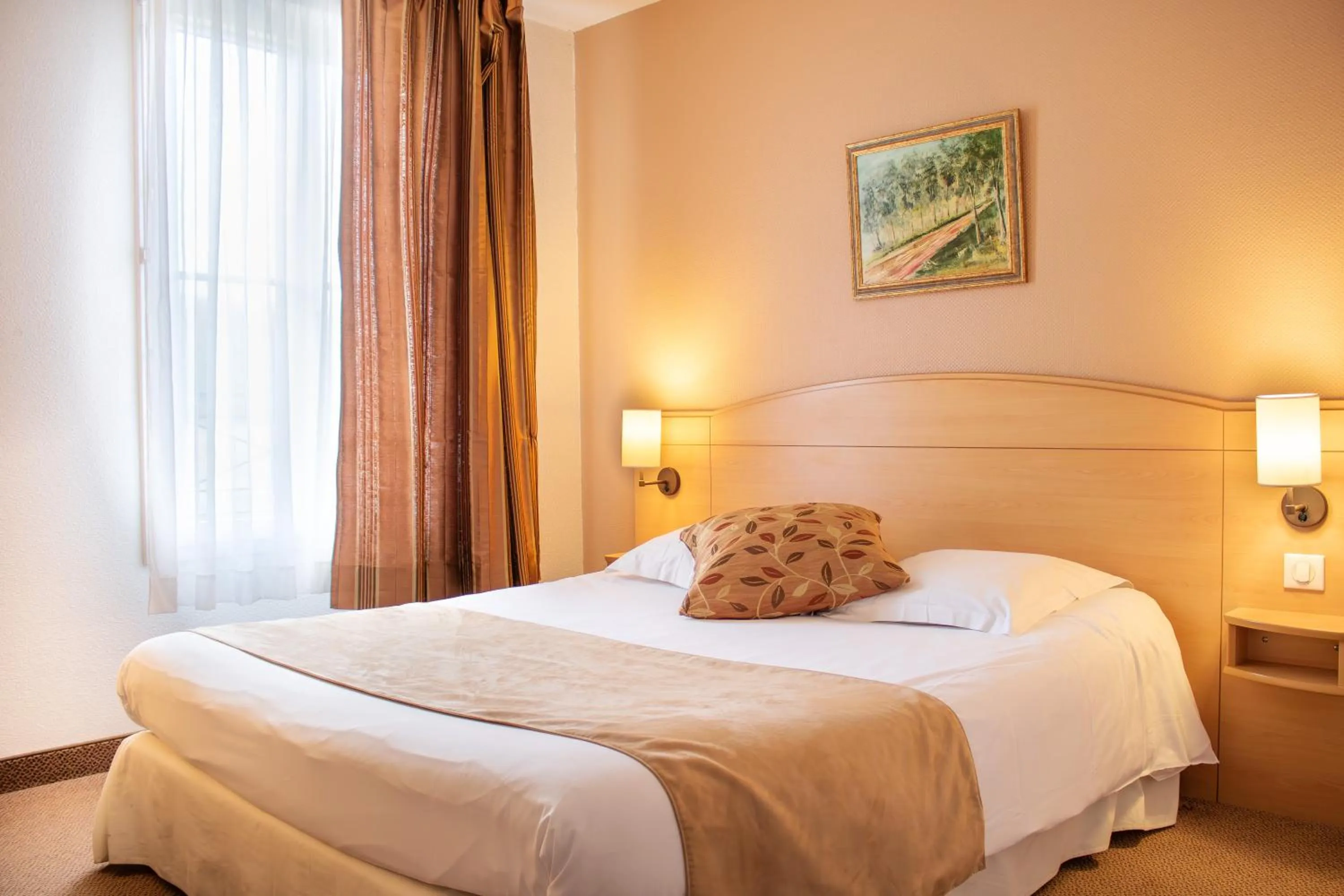 Bed in Brit Hotel Châteaudun