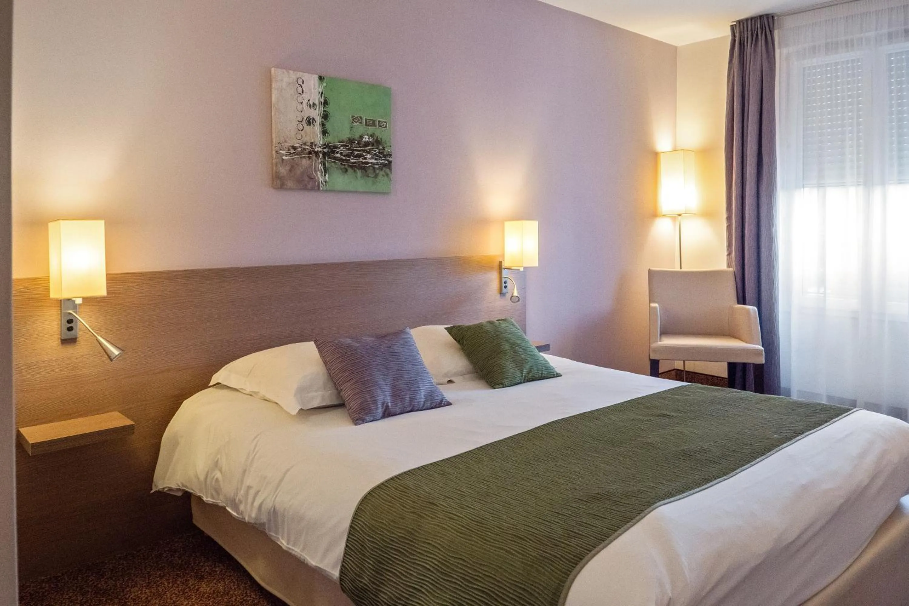 Bed in Brit Hotel Châteaudun