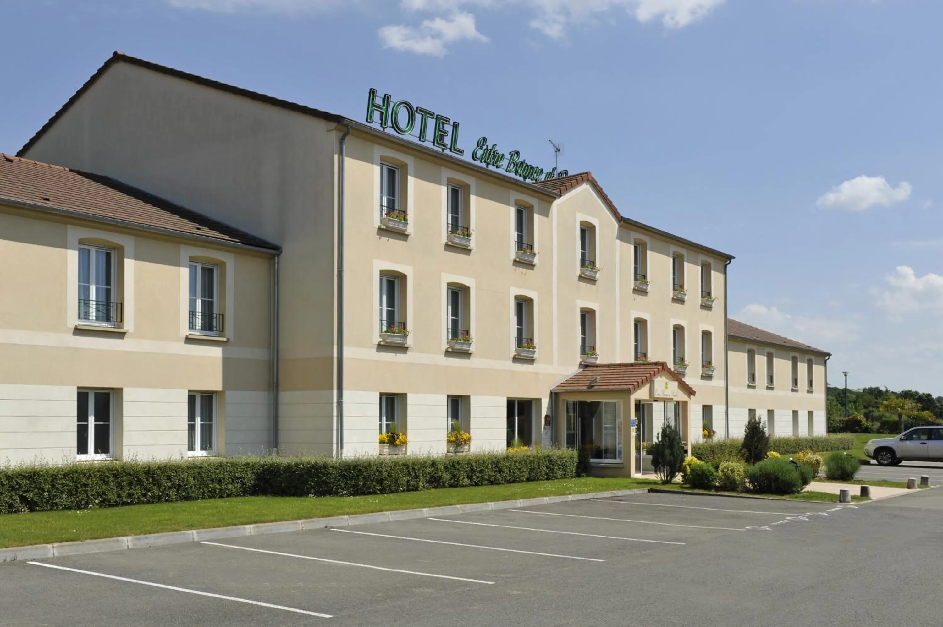 Property building in Brit Hotel Châteaudun