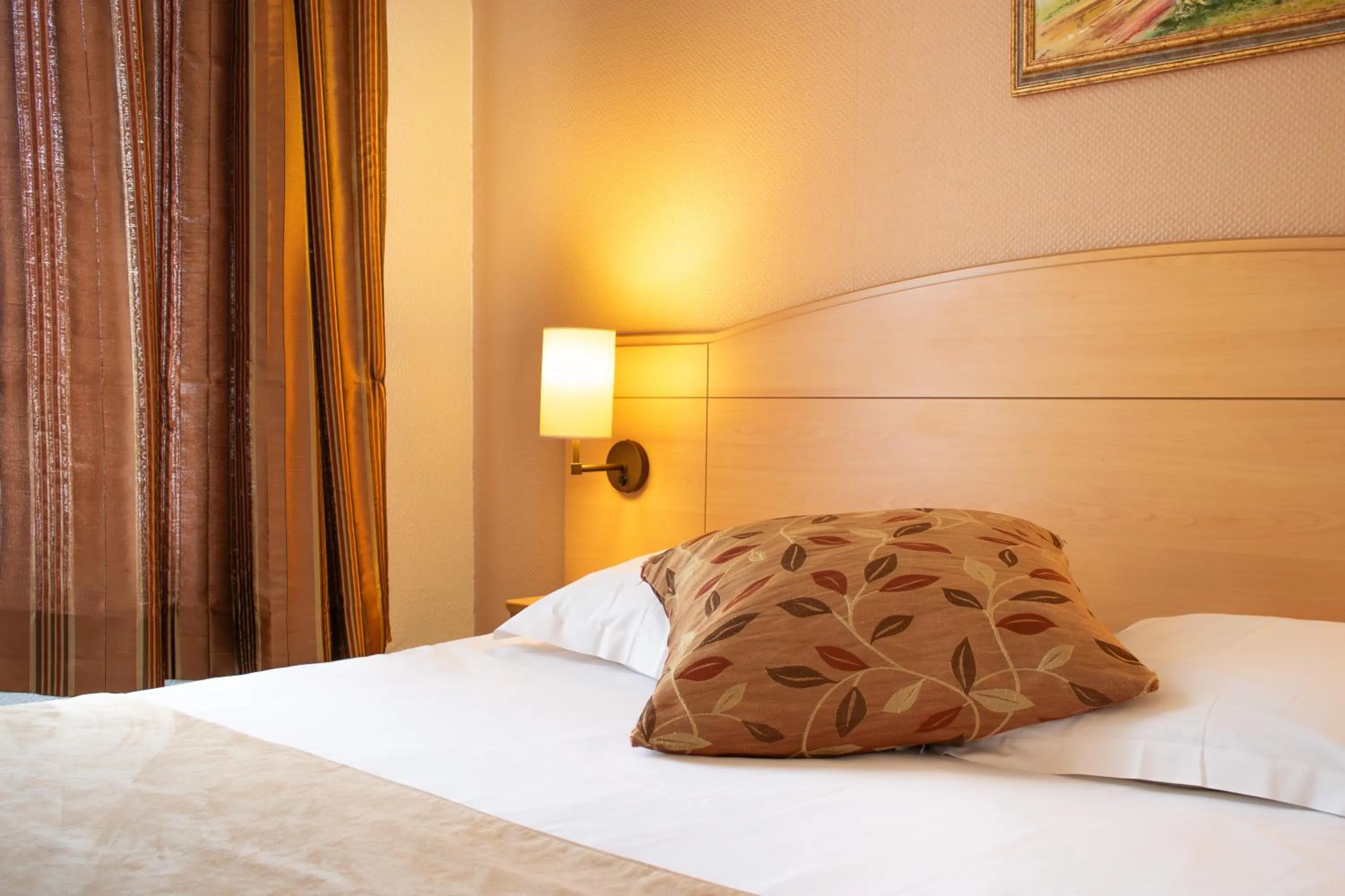 Bed in Brit Hotel Châteaudun