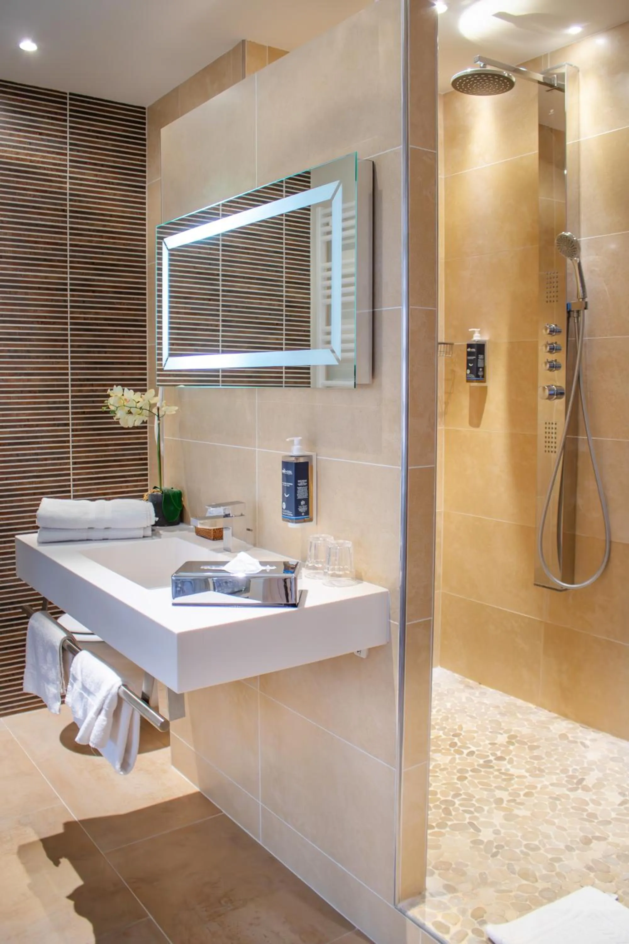 Bathroom in Brit Hotel Châteaudun