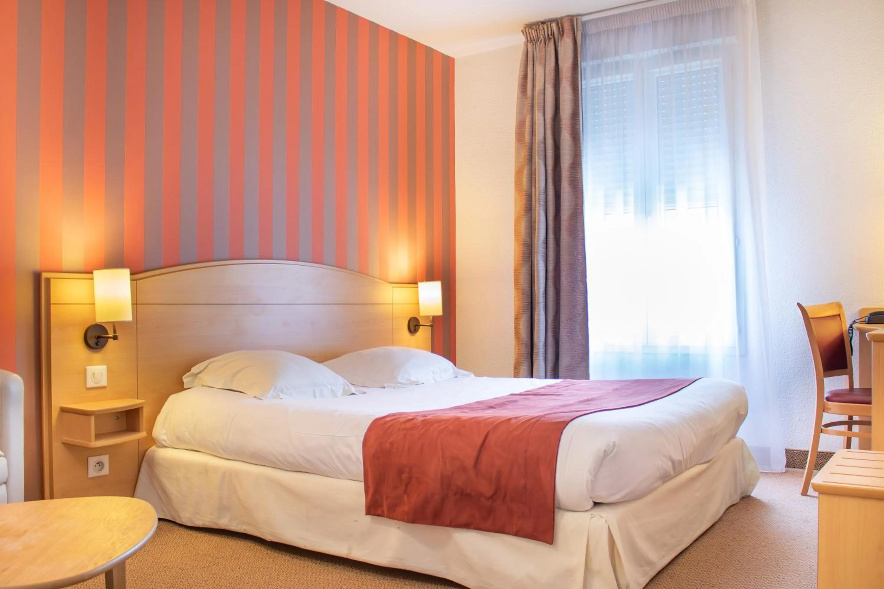 Bedroom, Bed in Brit Hotel Châteaudun