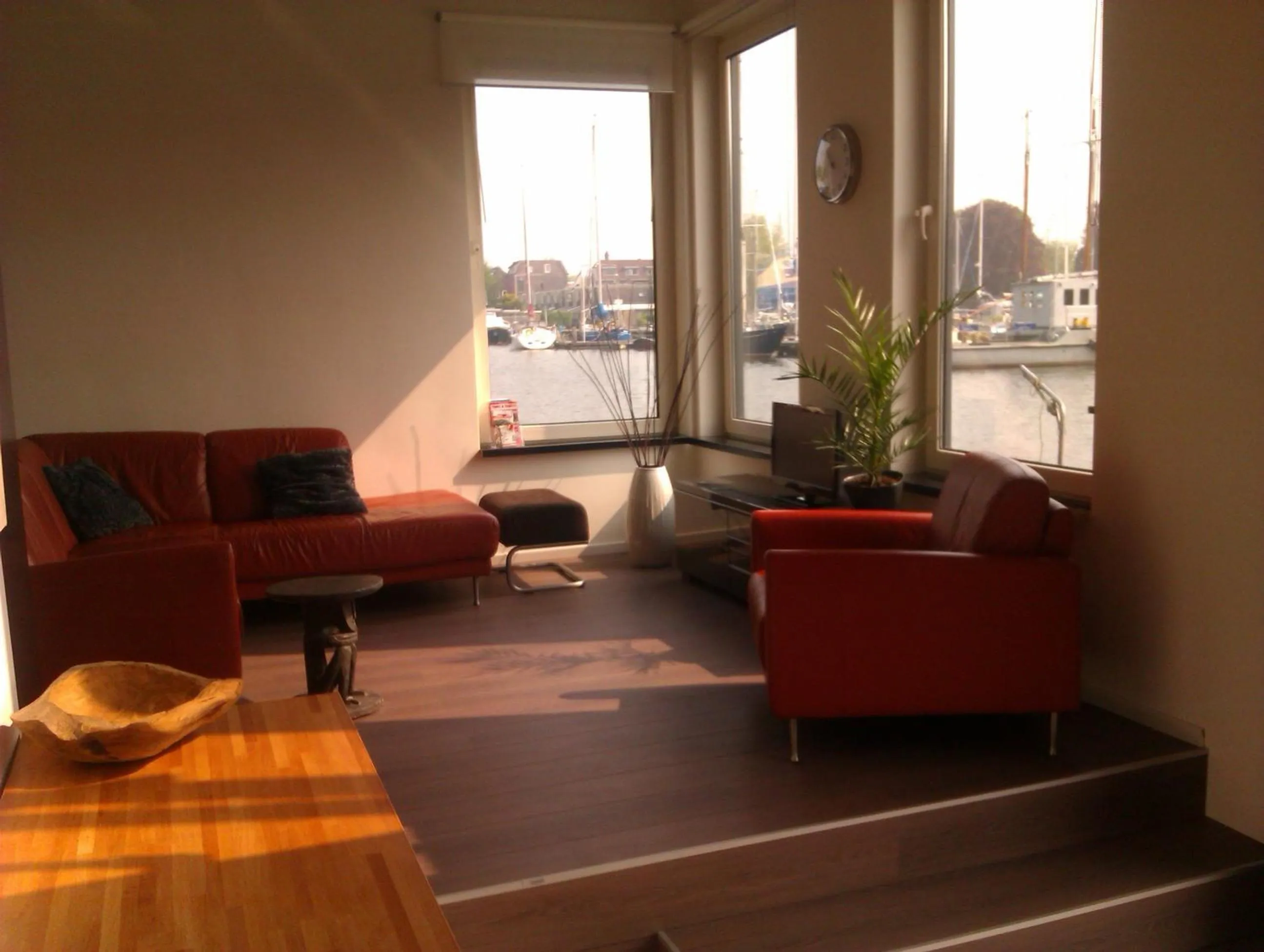 Communal lounge/ TV room in Houseboat Vliegenbos