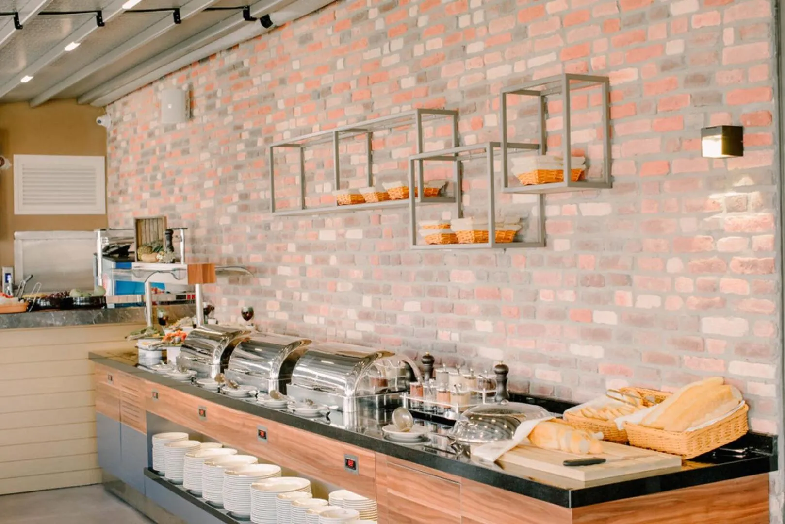 Restaurant/places to eat in Laren Sea Side Hotel Spa