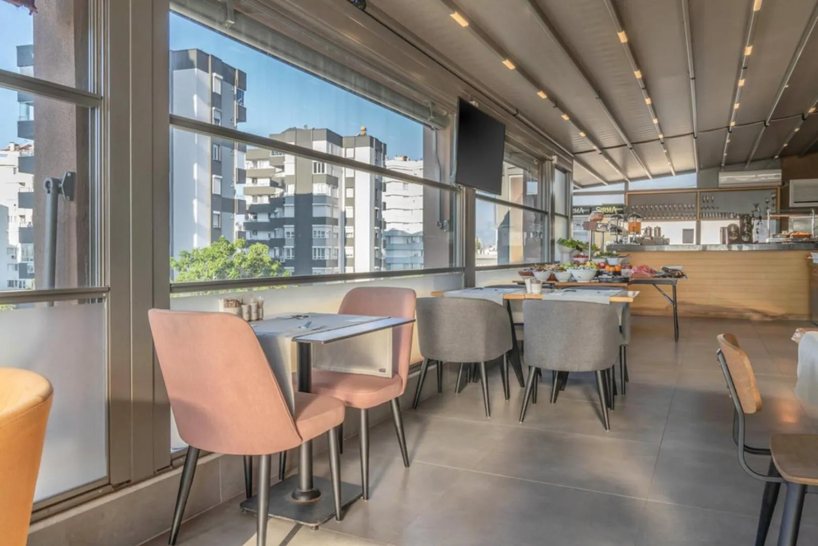 Restaurant/places to eat in Laren Sea Side Hotel Spa