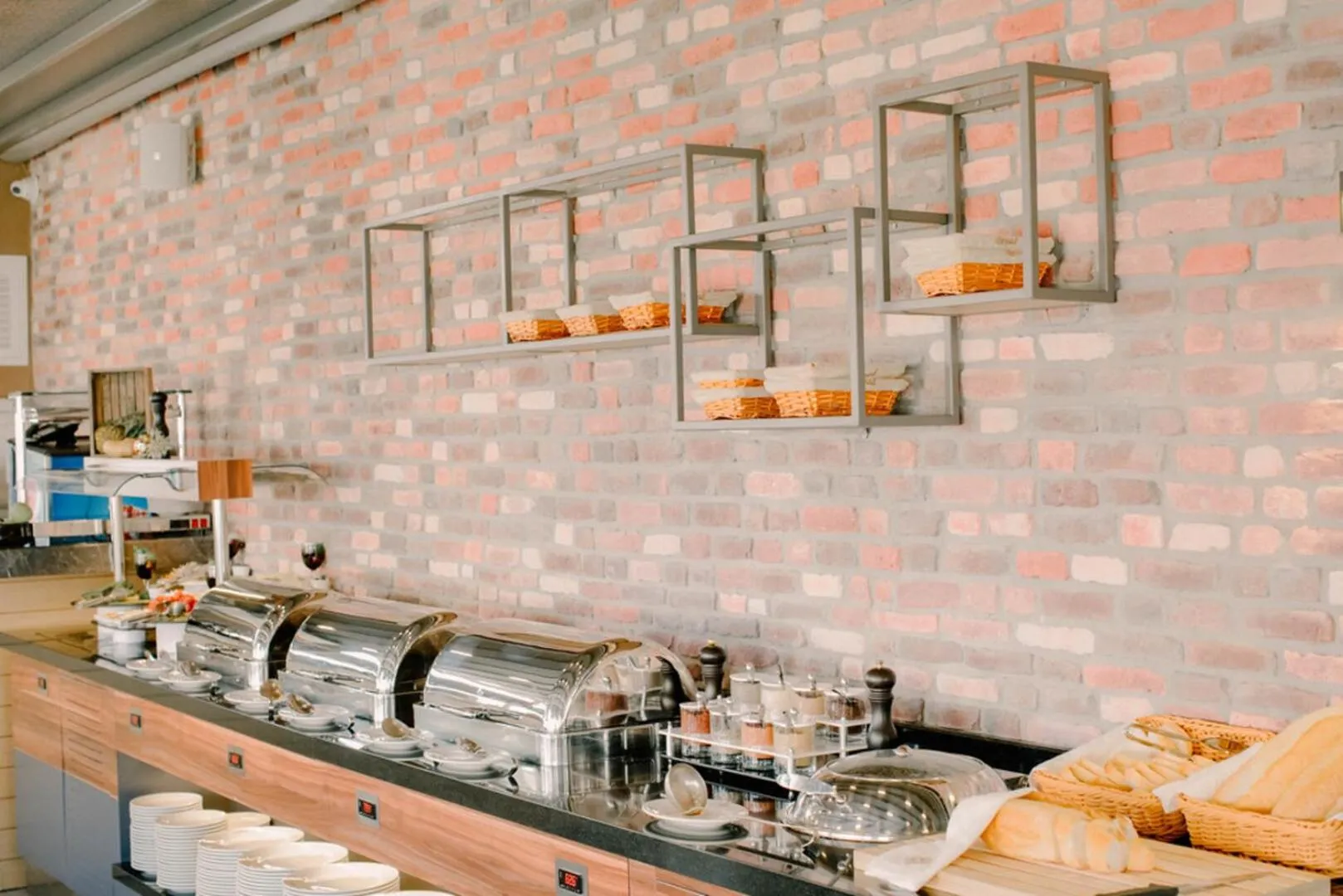 Restaurant/places to eat in Laren Sea Side Hotel Spa