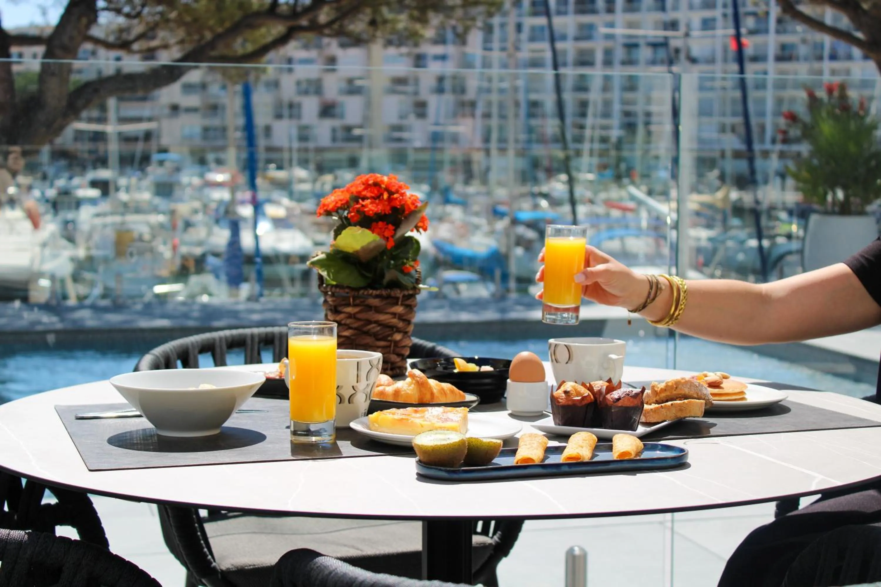 Swimming pool in The Originals Boutique, Hôtel Neptune, Montpellier Sud