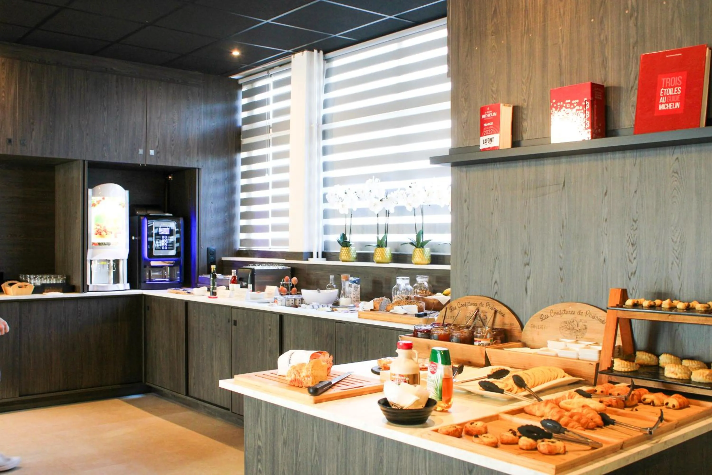 Food and drinks in The Originals Boutique, Hôtel Neptune, Montpellier Sud